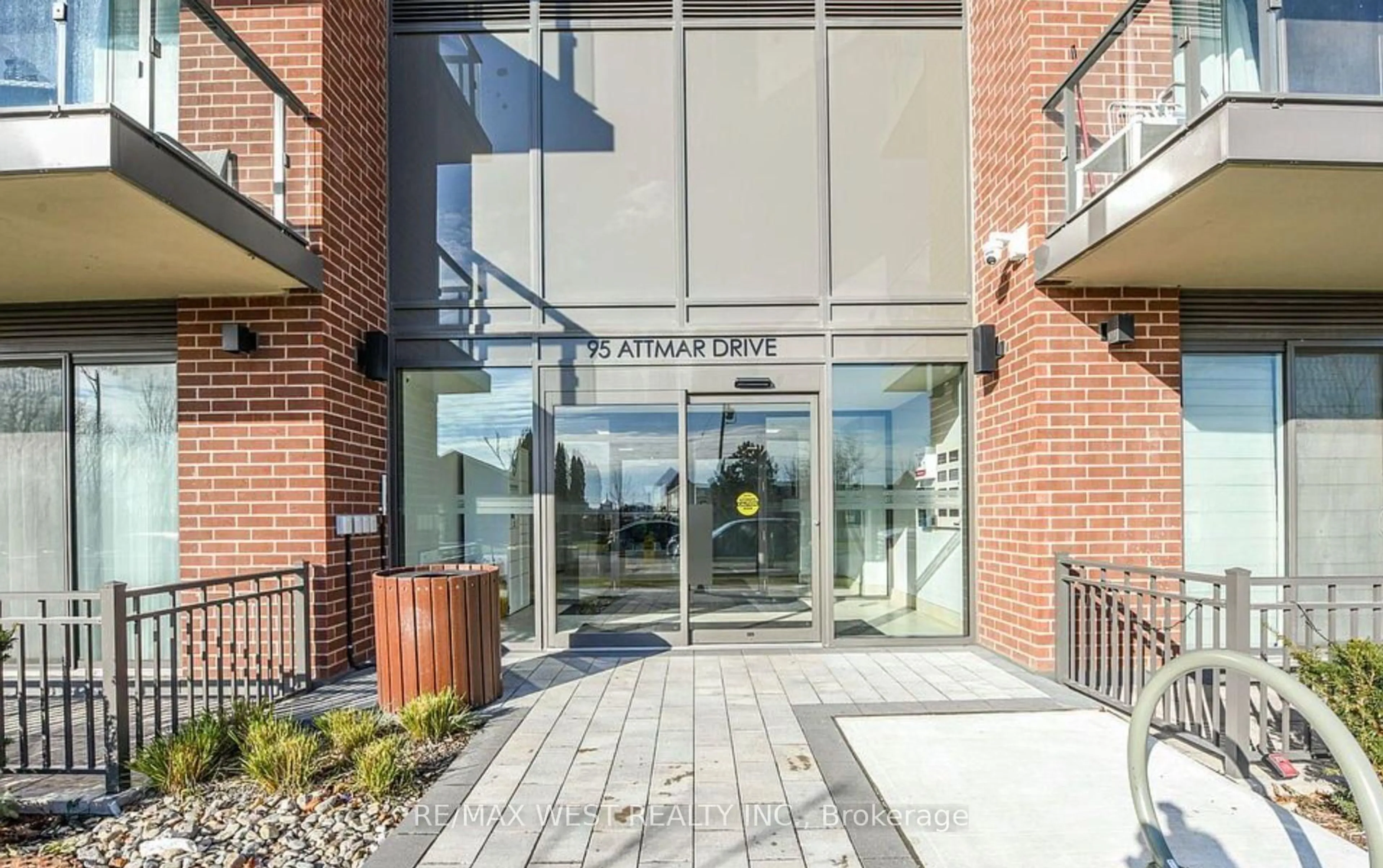 Indoor foyer for 95 Attmar Dr #106, Brampton Ontario L6P 0Y6