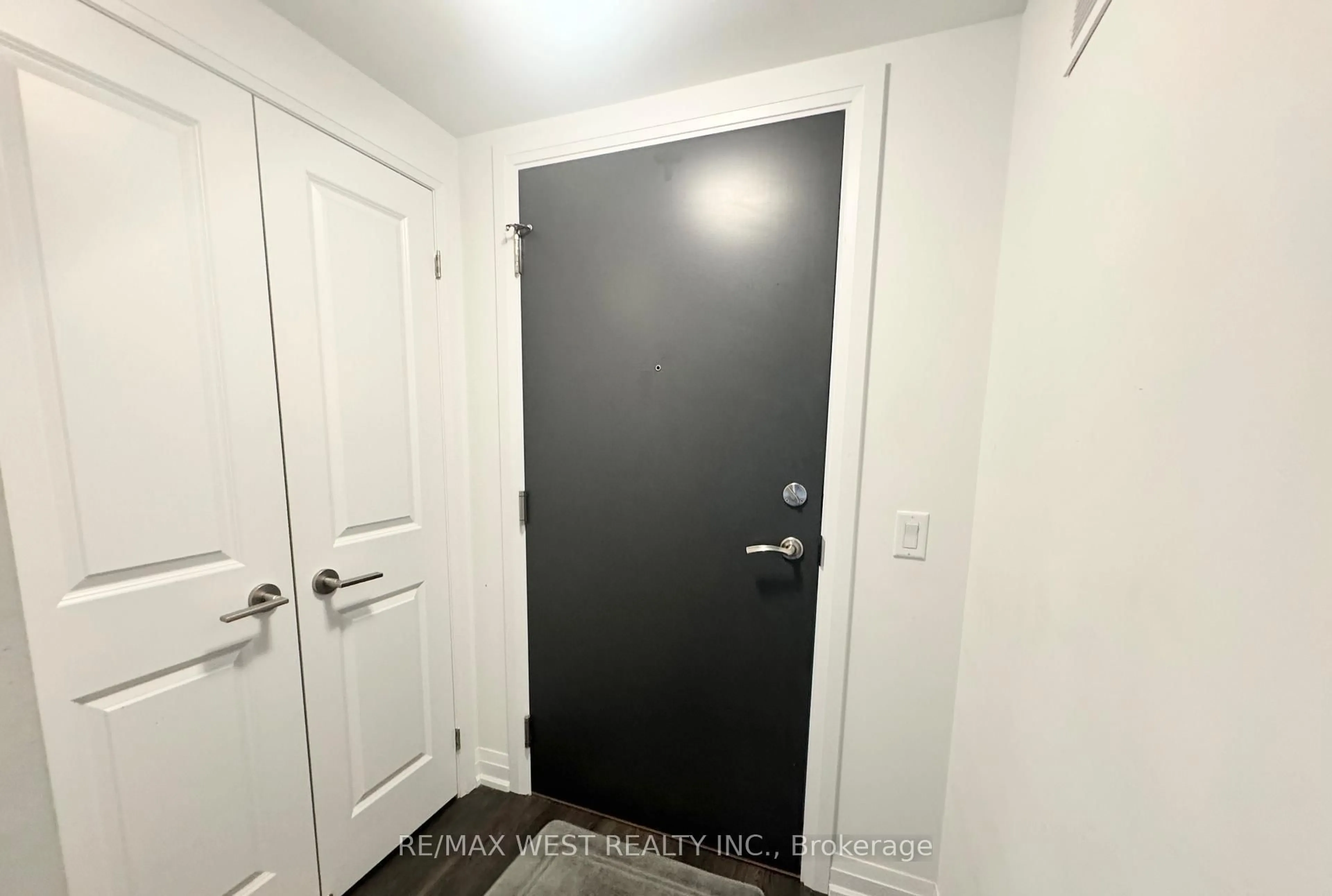 Indoor entryway for 95 Attmar Dr #106, Brampton Ontario L6P 0Y6