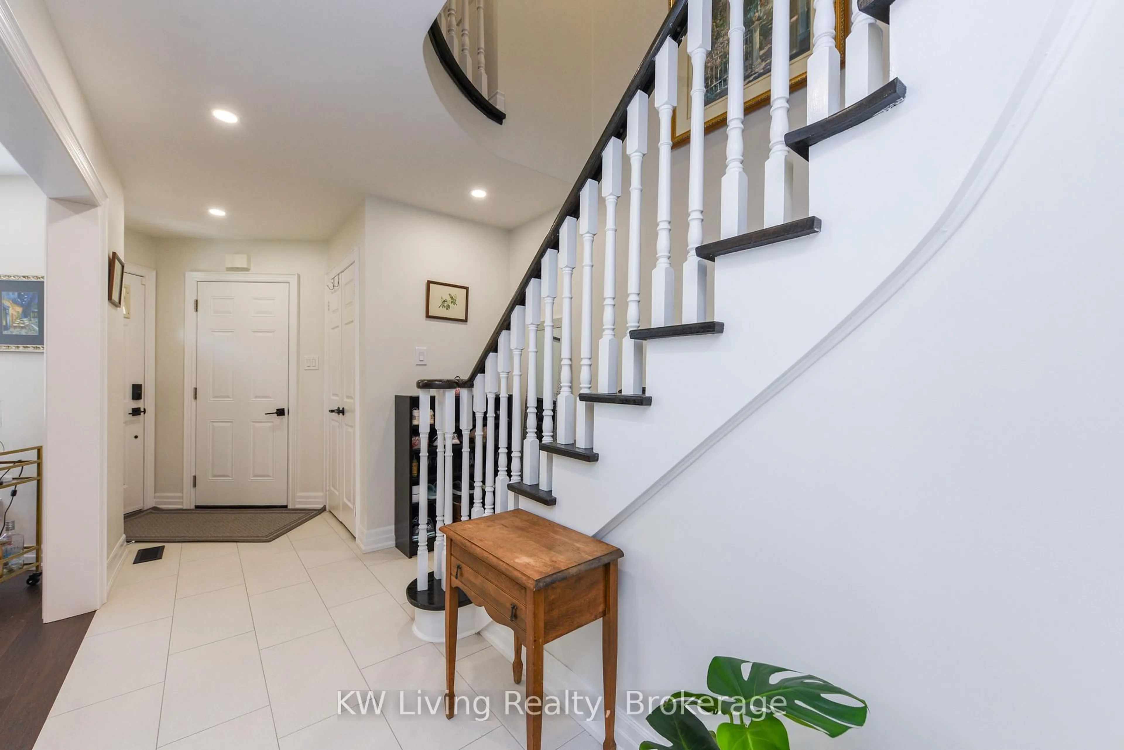 Indoor entryway for 5055 Moulin Rouge Cres, Mississauga Ontario L5V 1R5