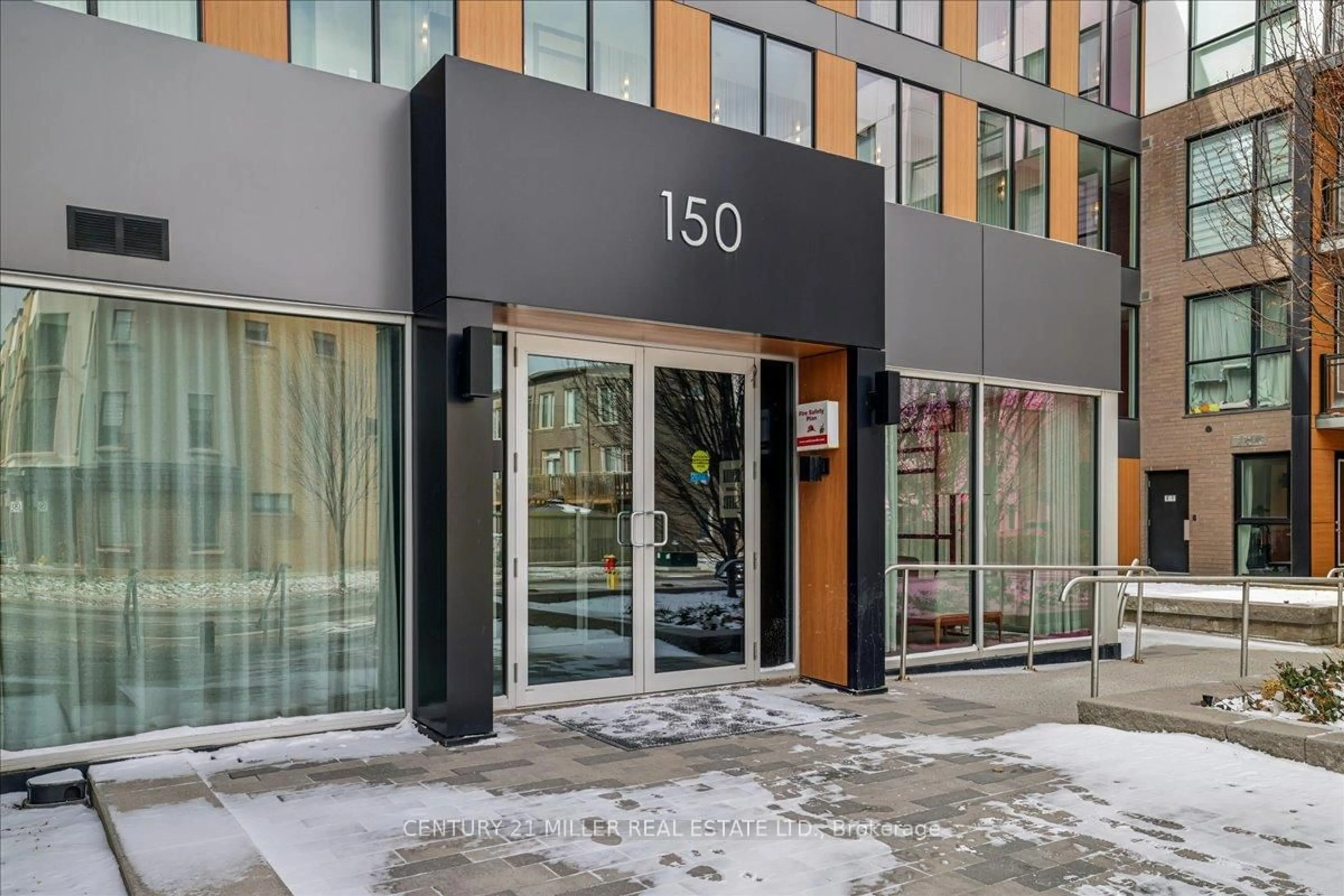 Indoor foyer for 150 Sabina Dr #305, Oakville Ontario L6H 0W3