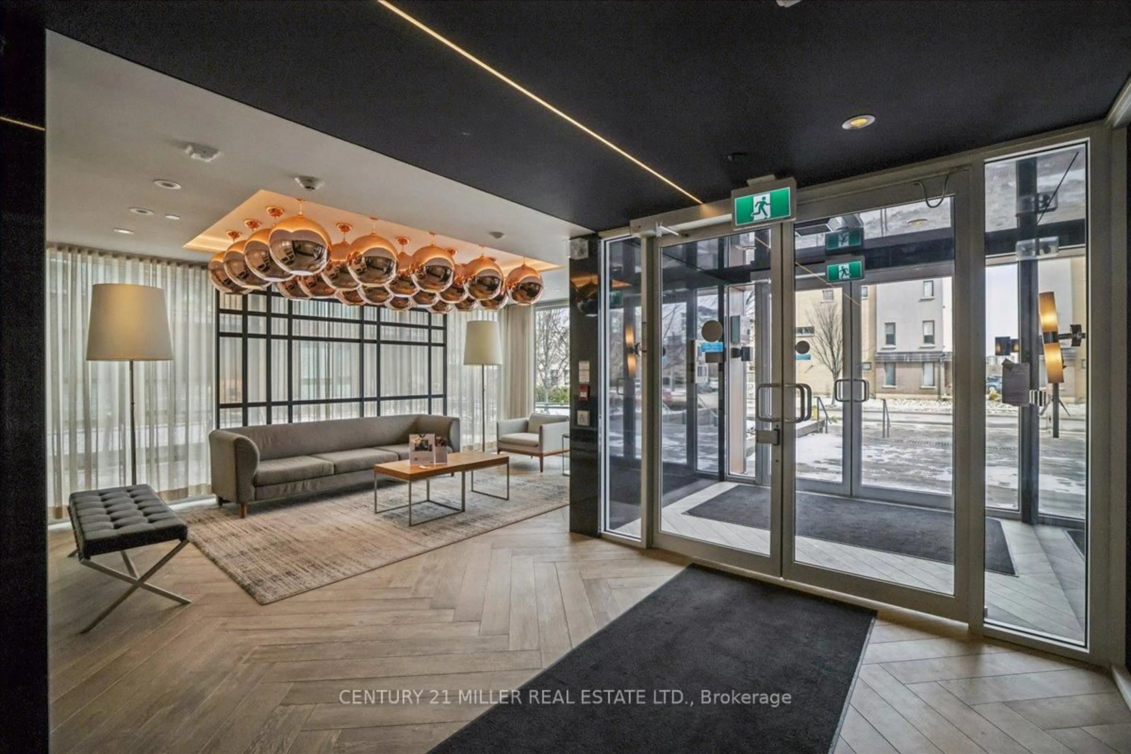 Indoor foyer for 150 Sabina Dr #305, Oakville Ontario L6H 0W3