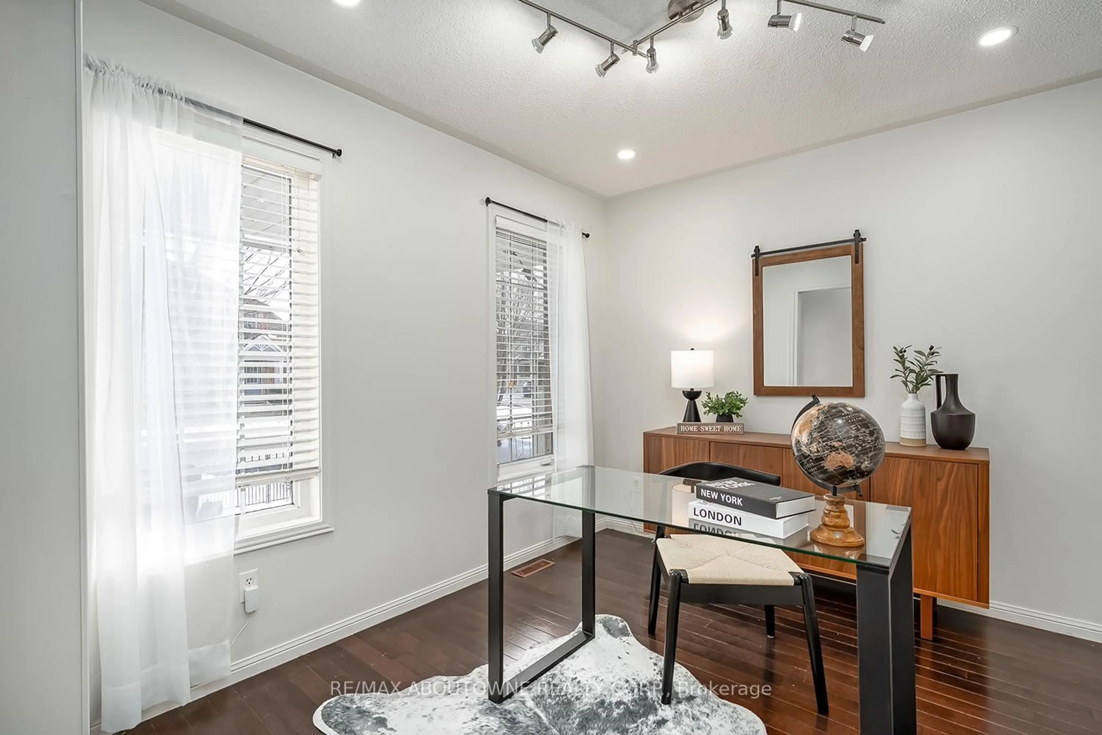 Dining room, wood/laminate floor for 599 Caverhill Cres, Milton Ontario L9T 5K1