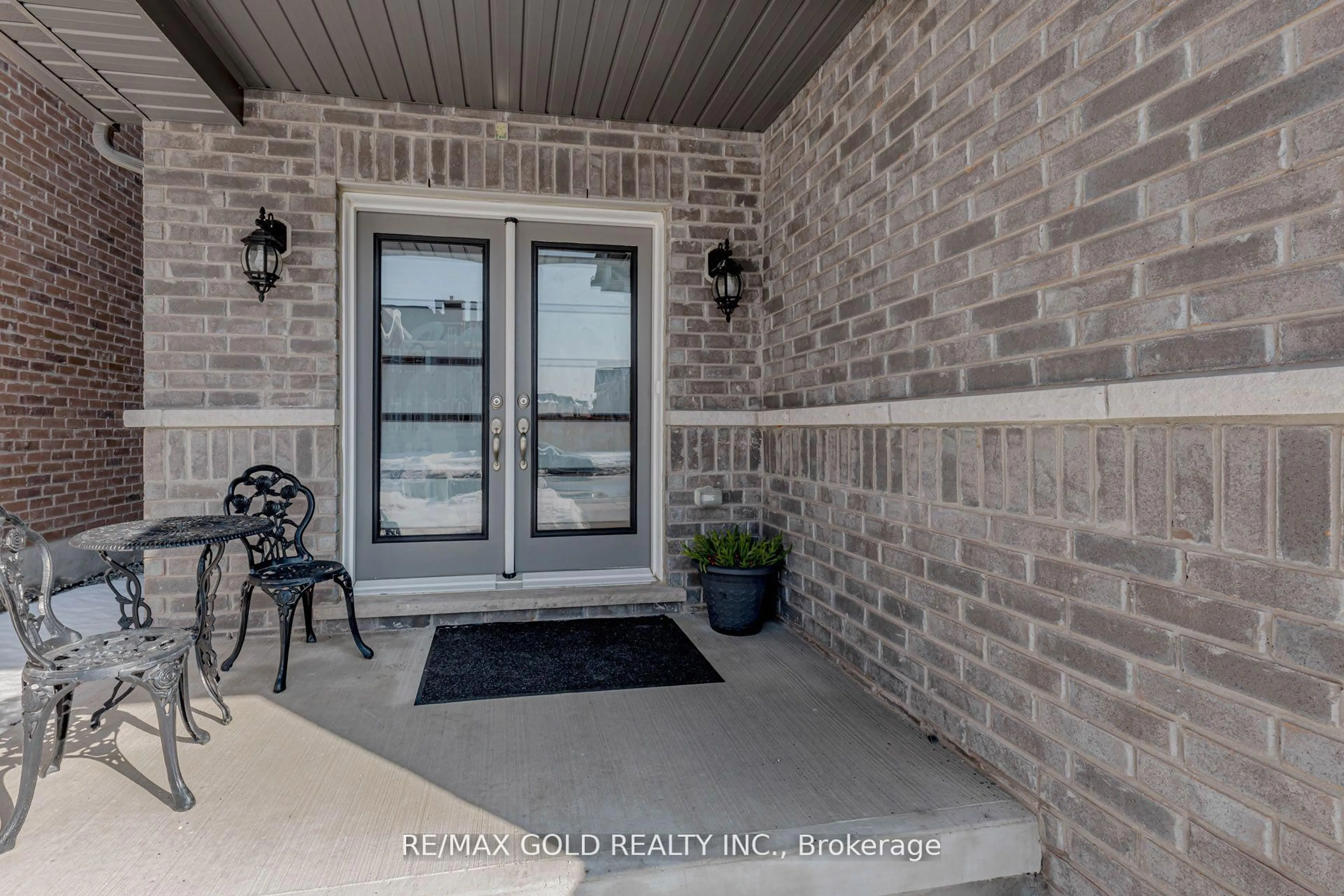Indoor entryway for 18 Branigan Cres, Halton Hills Ontario L7G 0N2