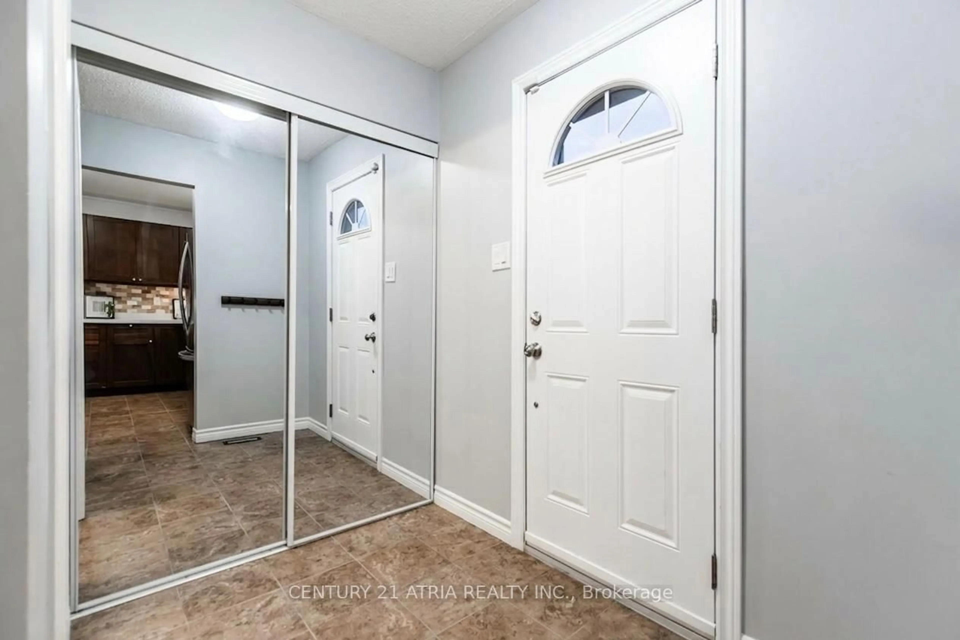 Indoor entryway for 2825 Gananoque Dr #41, Mississauga Ontario L5N 1V6