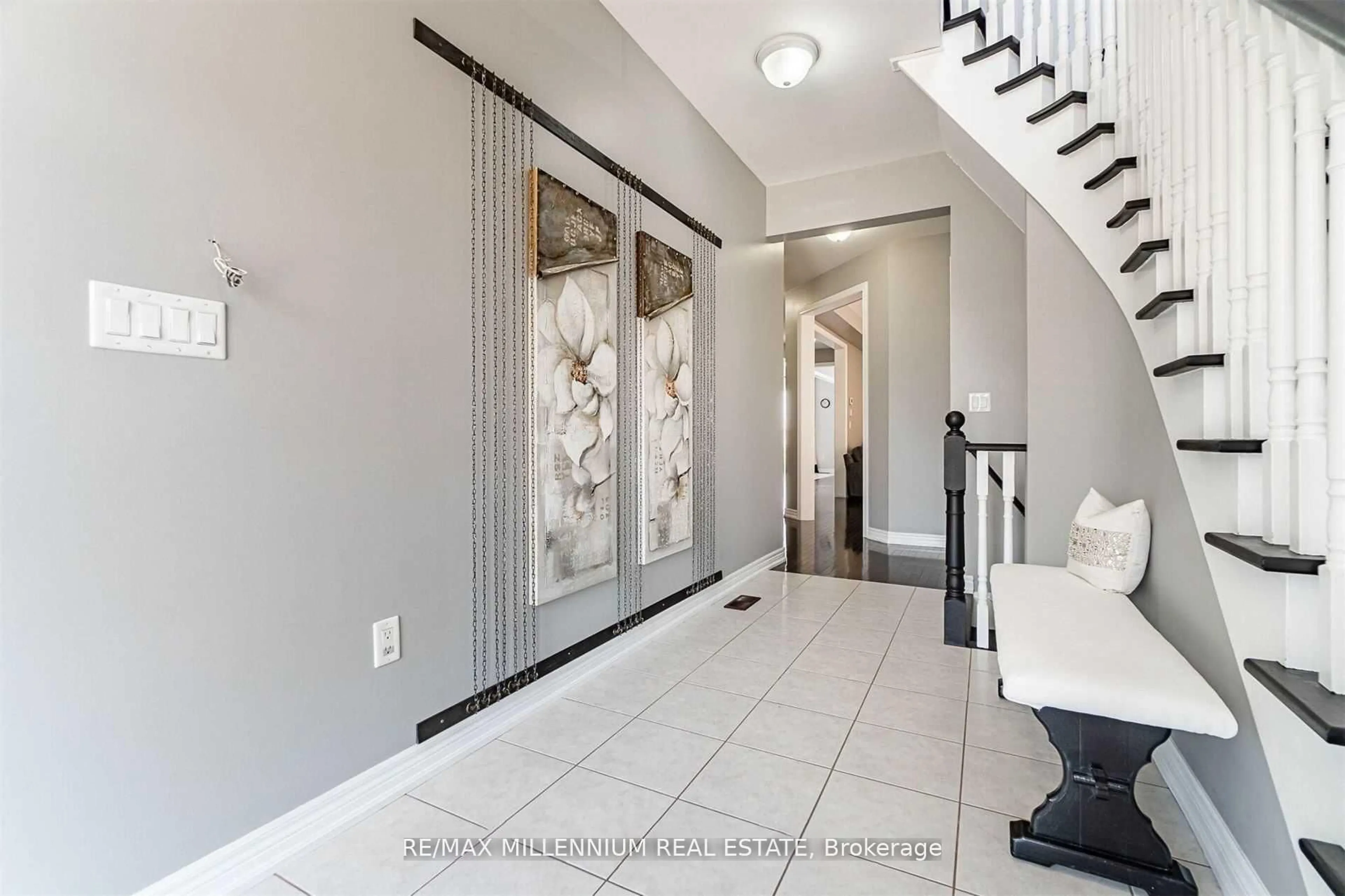 Indoor entryway for 19 Durango Dr, Brampton Ontario L6X 2Z2