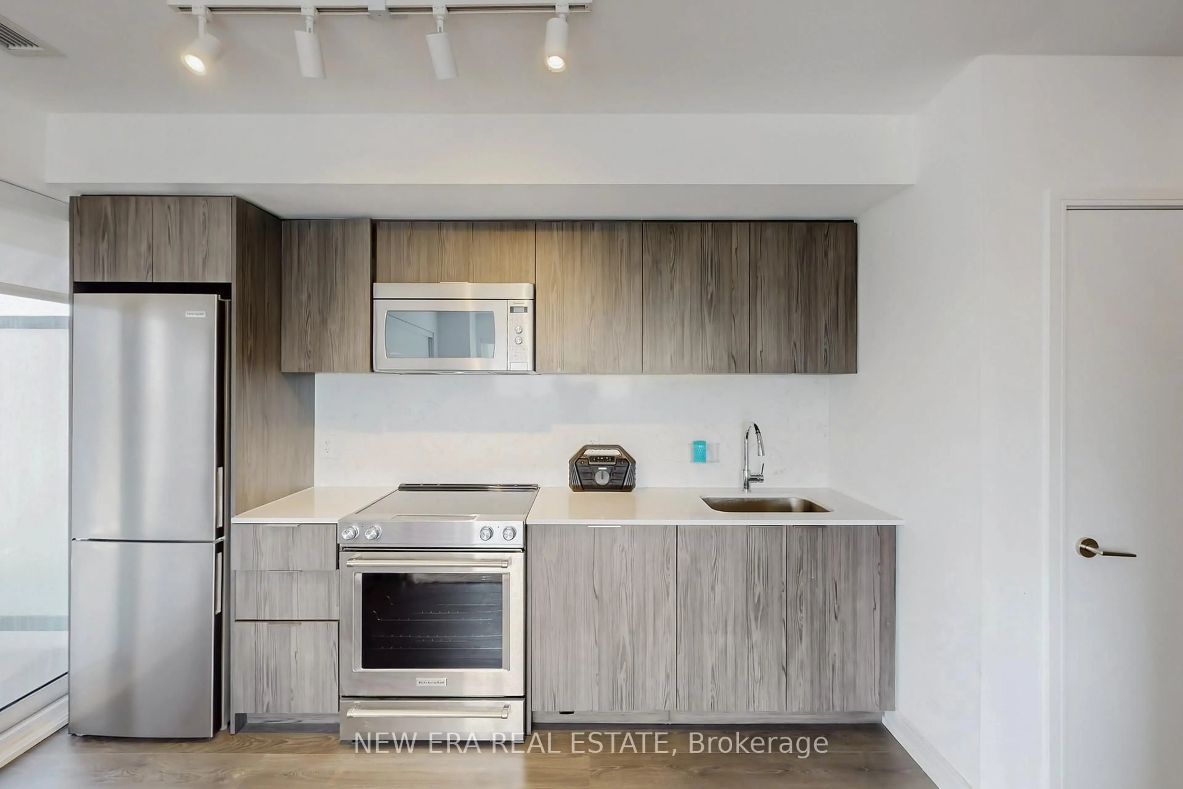 Standard kitchen, wood/laminate floor for 30 Samuel Wood Way #413, Toronto Ontario M9B 0C9