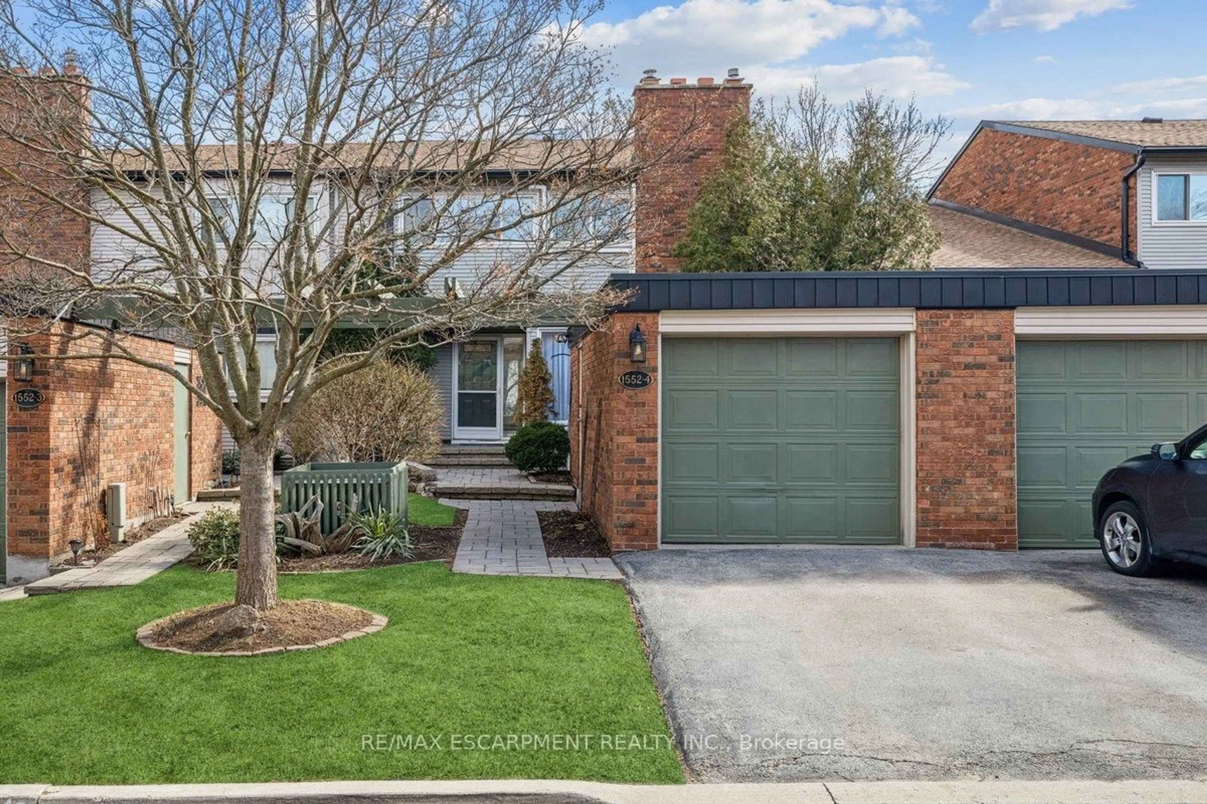 Home with brick exterior material, street for 1552 Kerns Rd #4, Burlington Ontario L7P 3A7