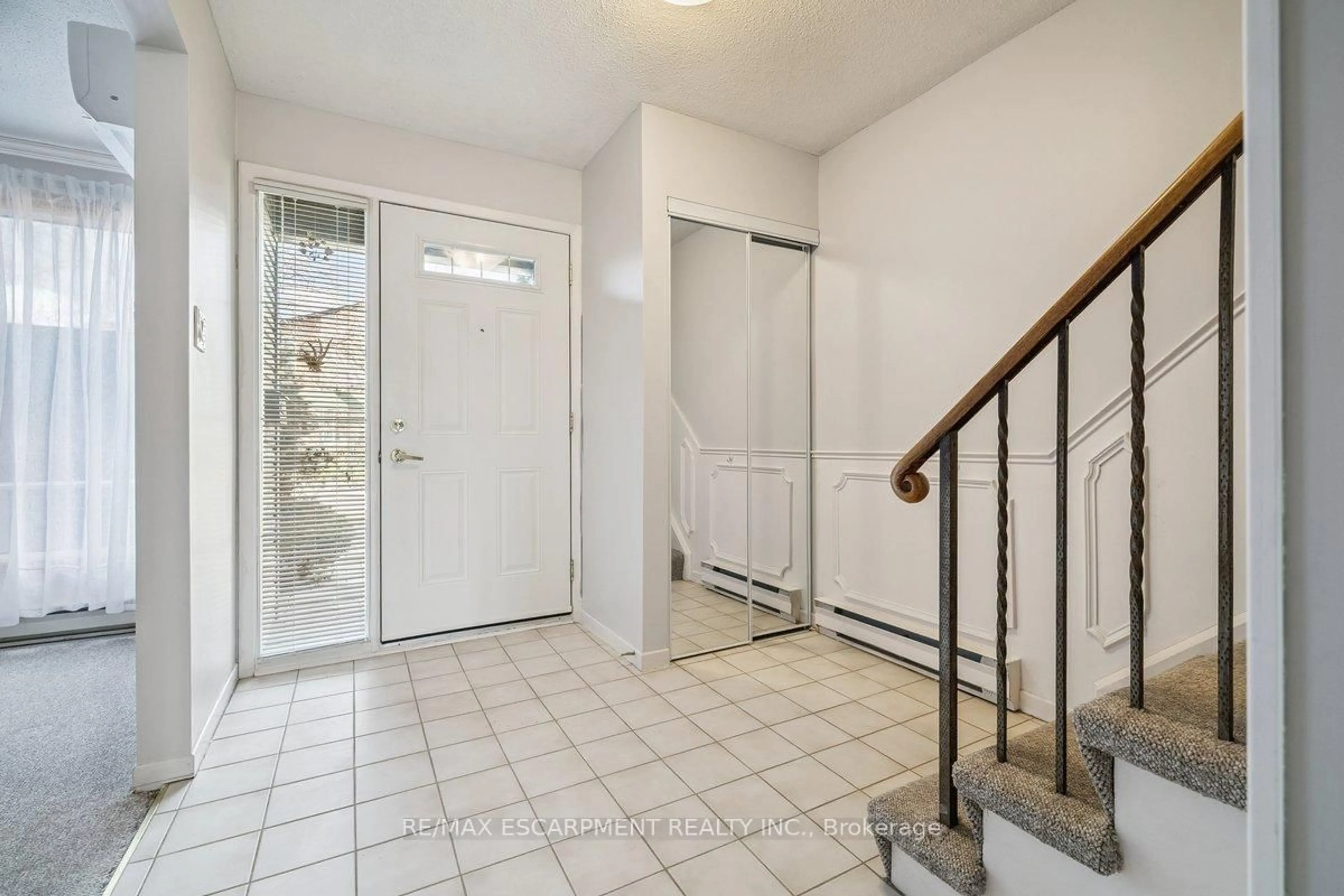 Indoor entryway for 1552 Kerns Rd #4, Burlington Ontario L7P 3A7