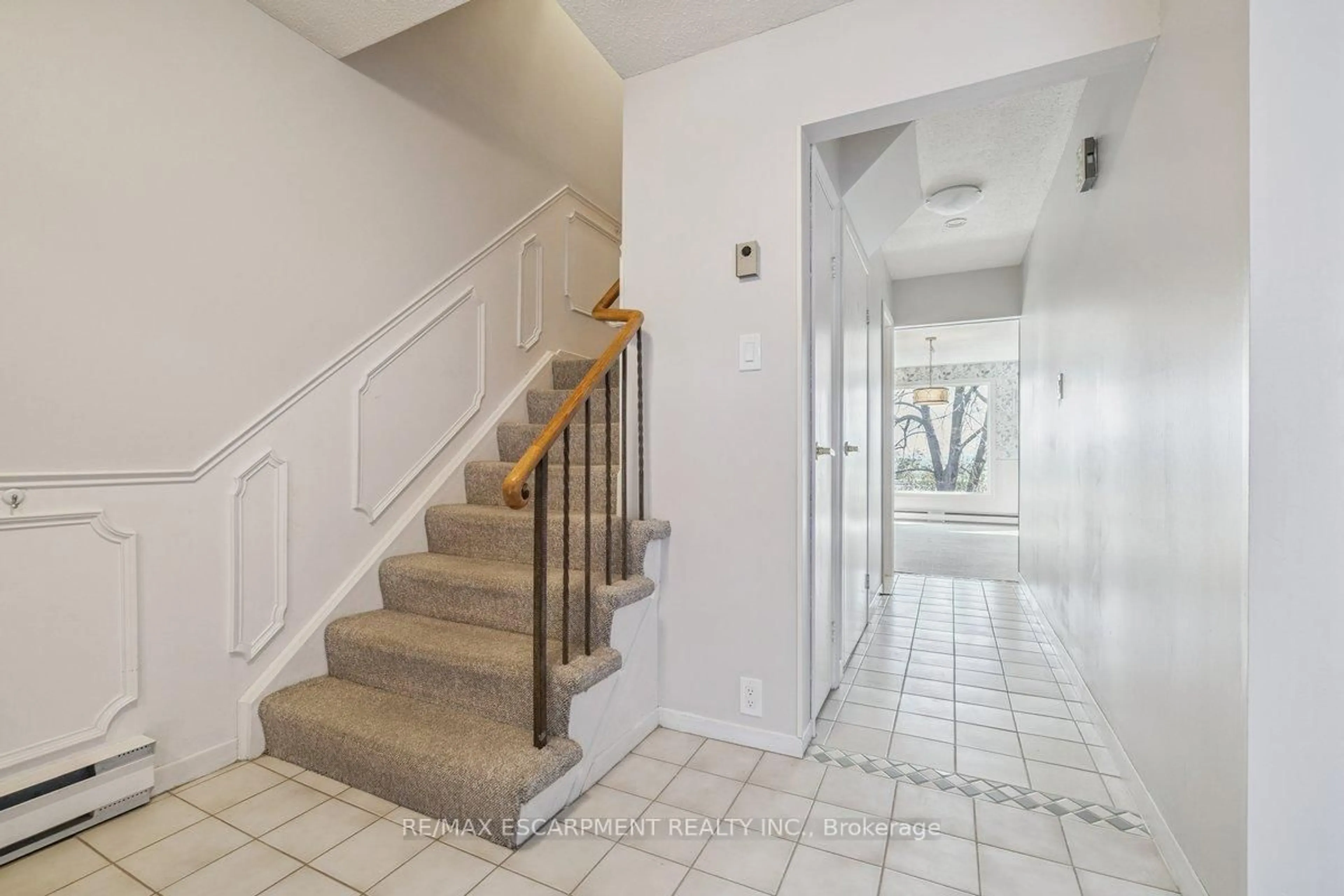 Indoor foyer for 1552 Kerns Rd #4, Burlington Ontario L7P 3A7