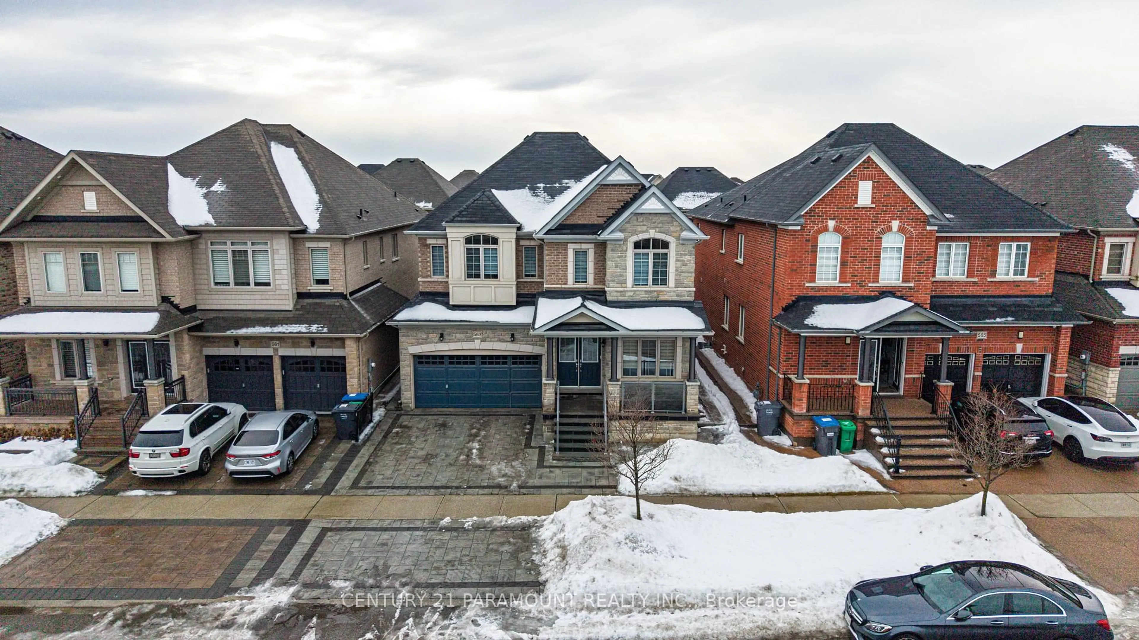 A pic from outside/outdoor area/front of a property/back of a property/a pic from drone, street for 563 Dougall Ave, Caledon Ontario L7C 3Z4
