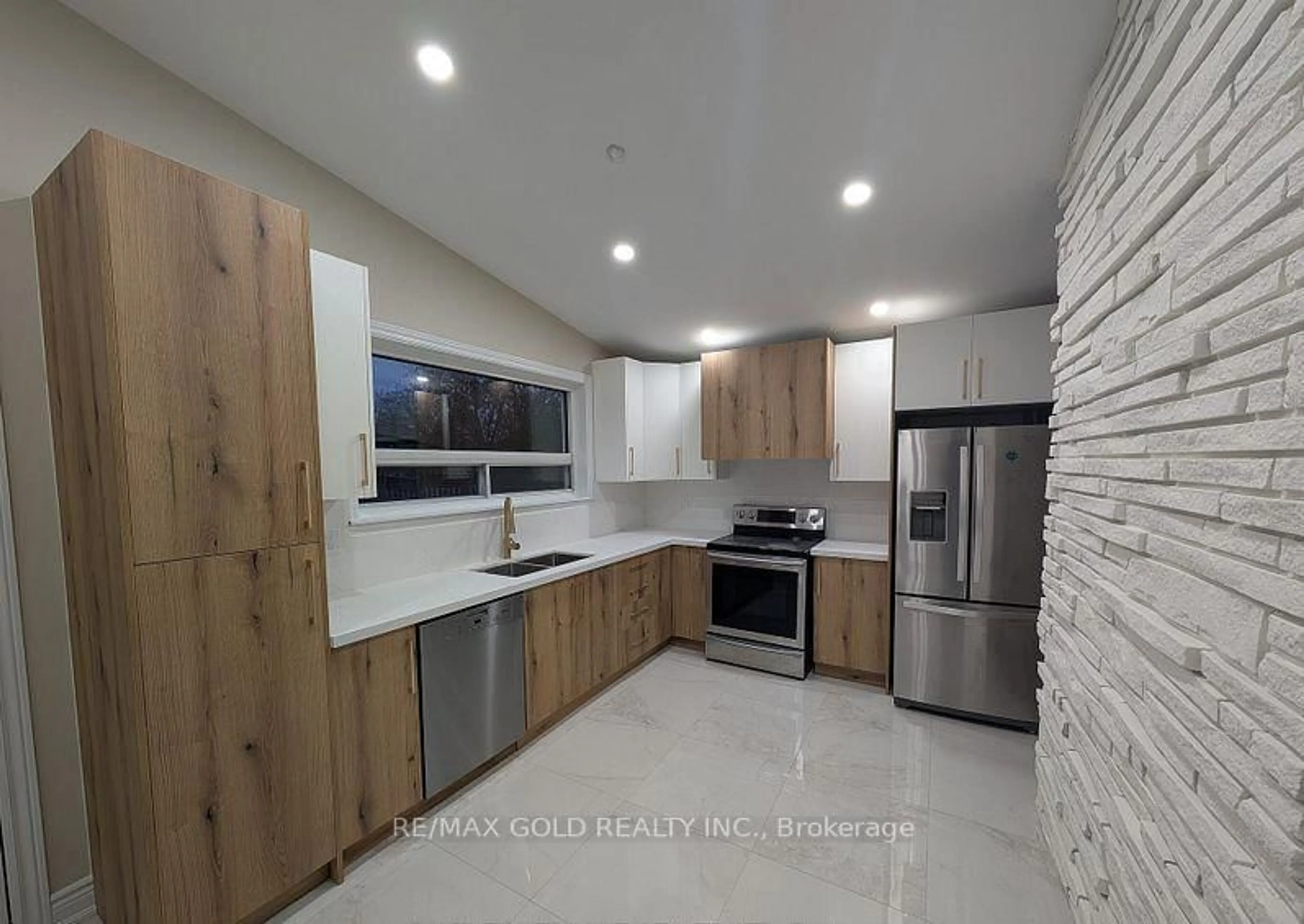 Open concept kitchen, ceramic/tile floor for 15 Athlone Ave, Brampton Ontario L6T 2N5