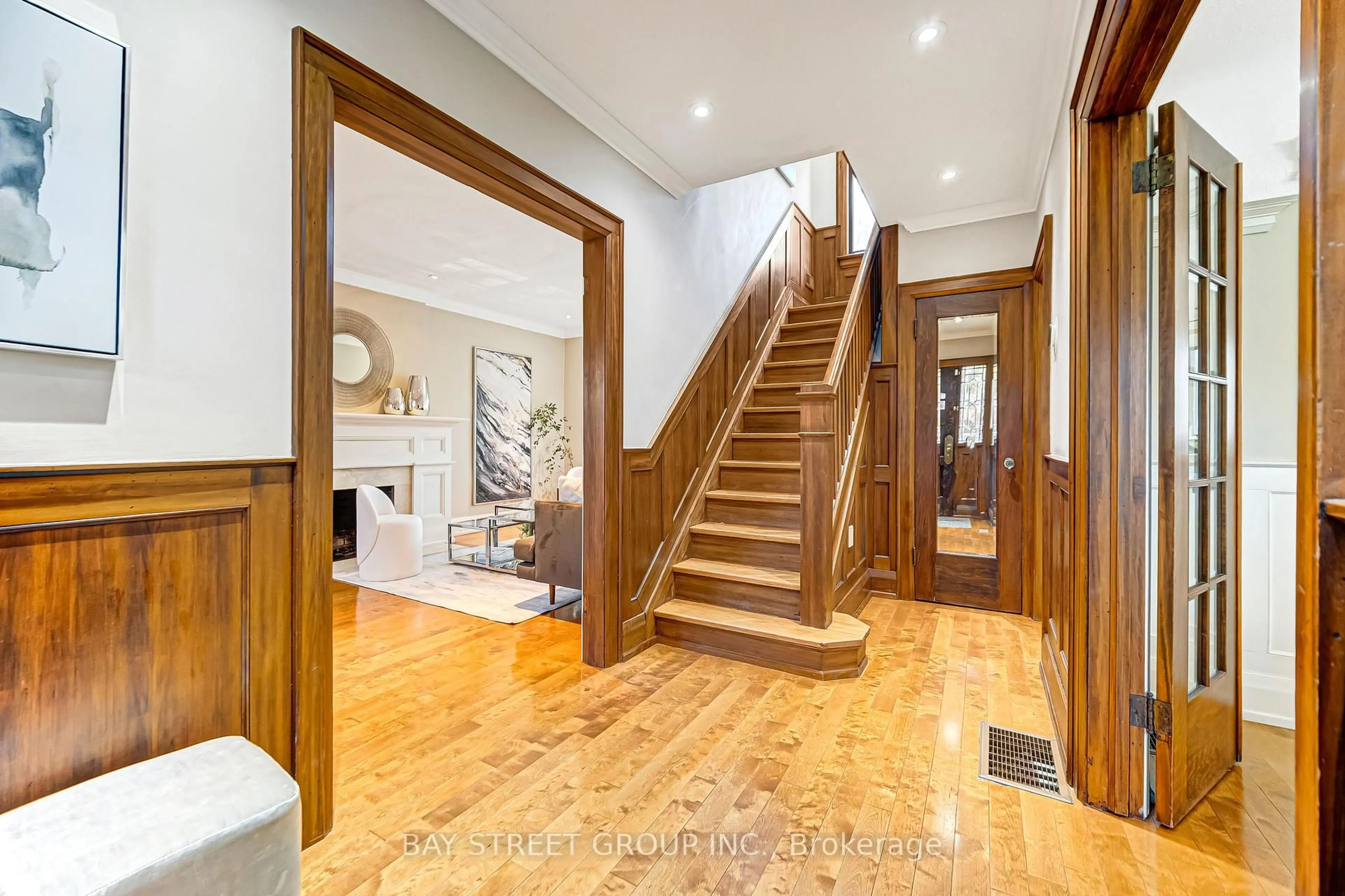 Indoor foyer for 136 Humbercrest Blvd, Toronto Ontario M6S 4L3