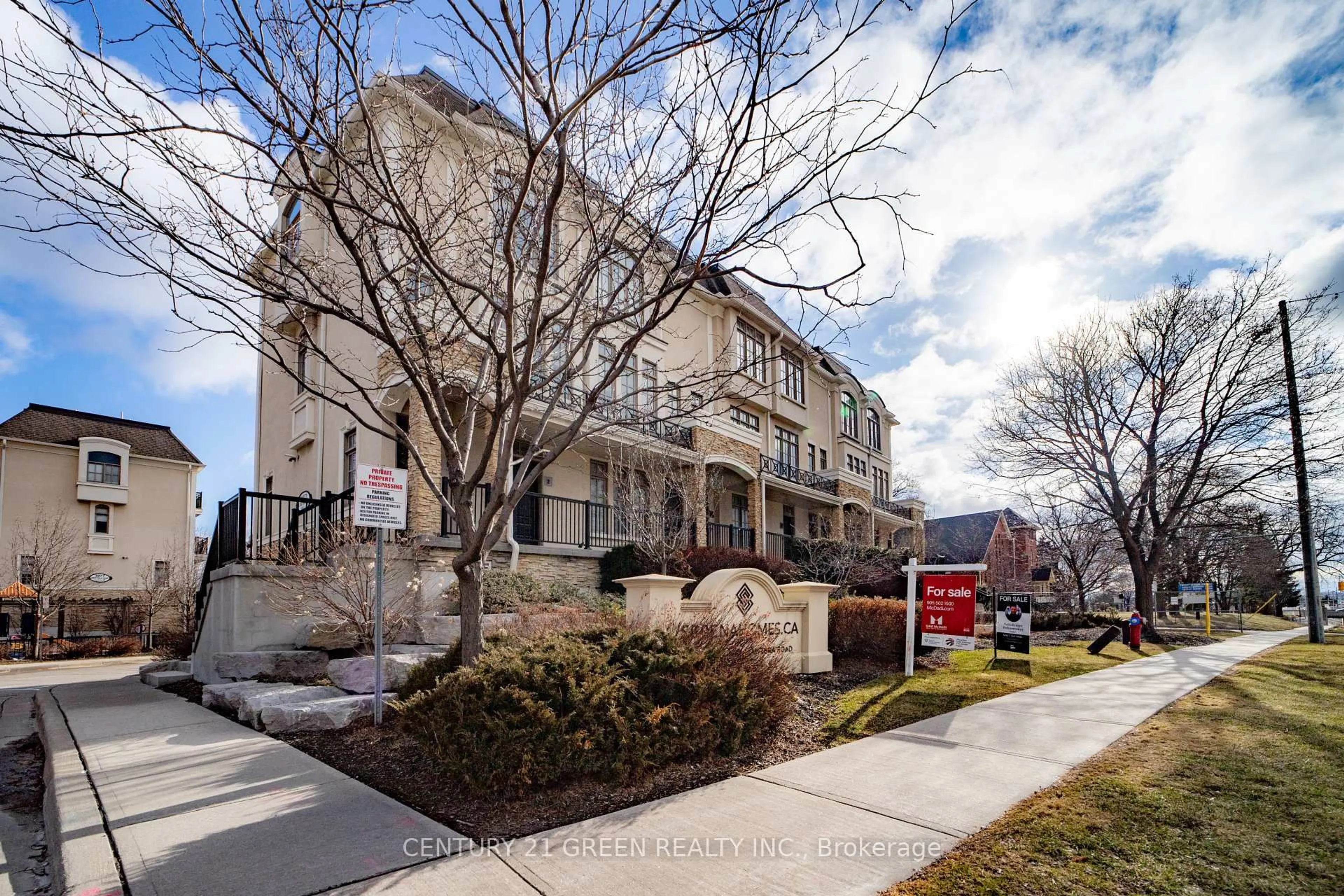A pic from outside/outdoor area/front of a property/back of a property/a pic from drone, street for 3071 Cawthra Rd #5, Mississauga Ontario L5A 2X4