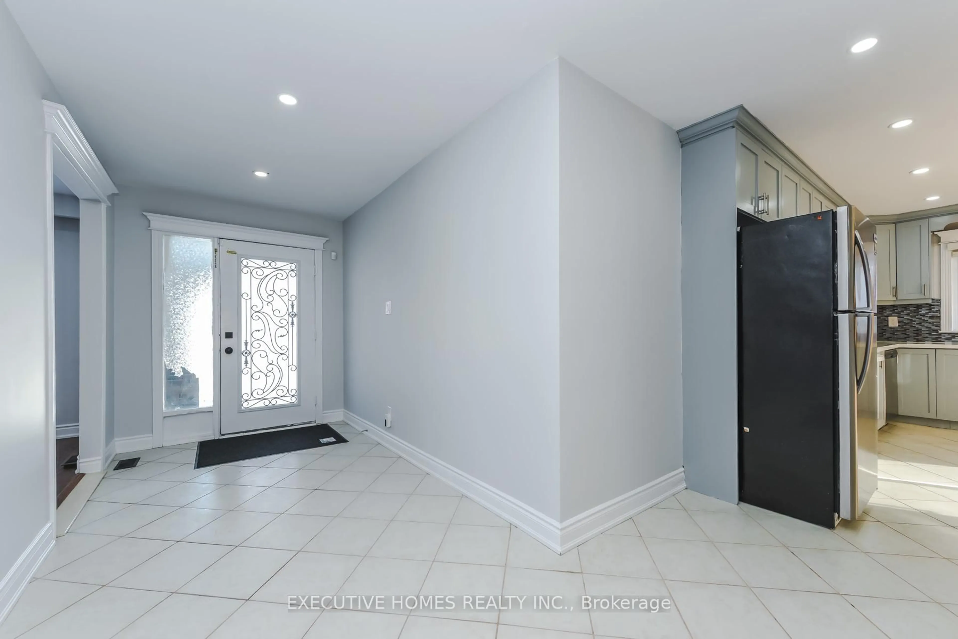 Indoor entryway for 77 Blackthorn Lane, Brampton Ontario L6V 3L1