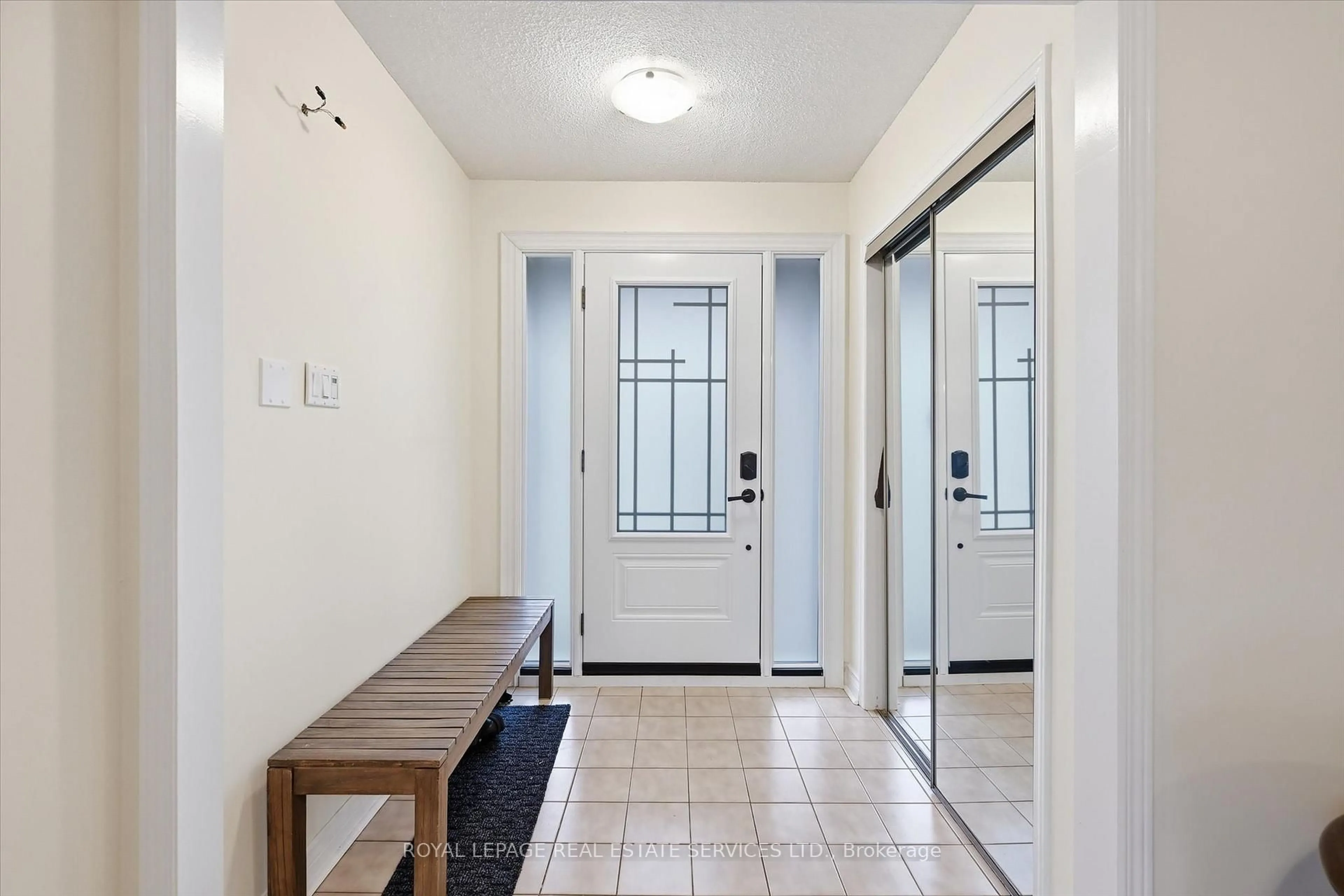 Indoor entryway for 1224 Tilcroft Gate, Oakville Ontario L6M 2H8