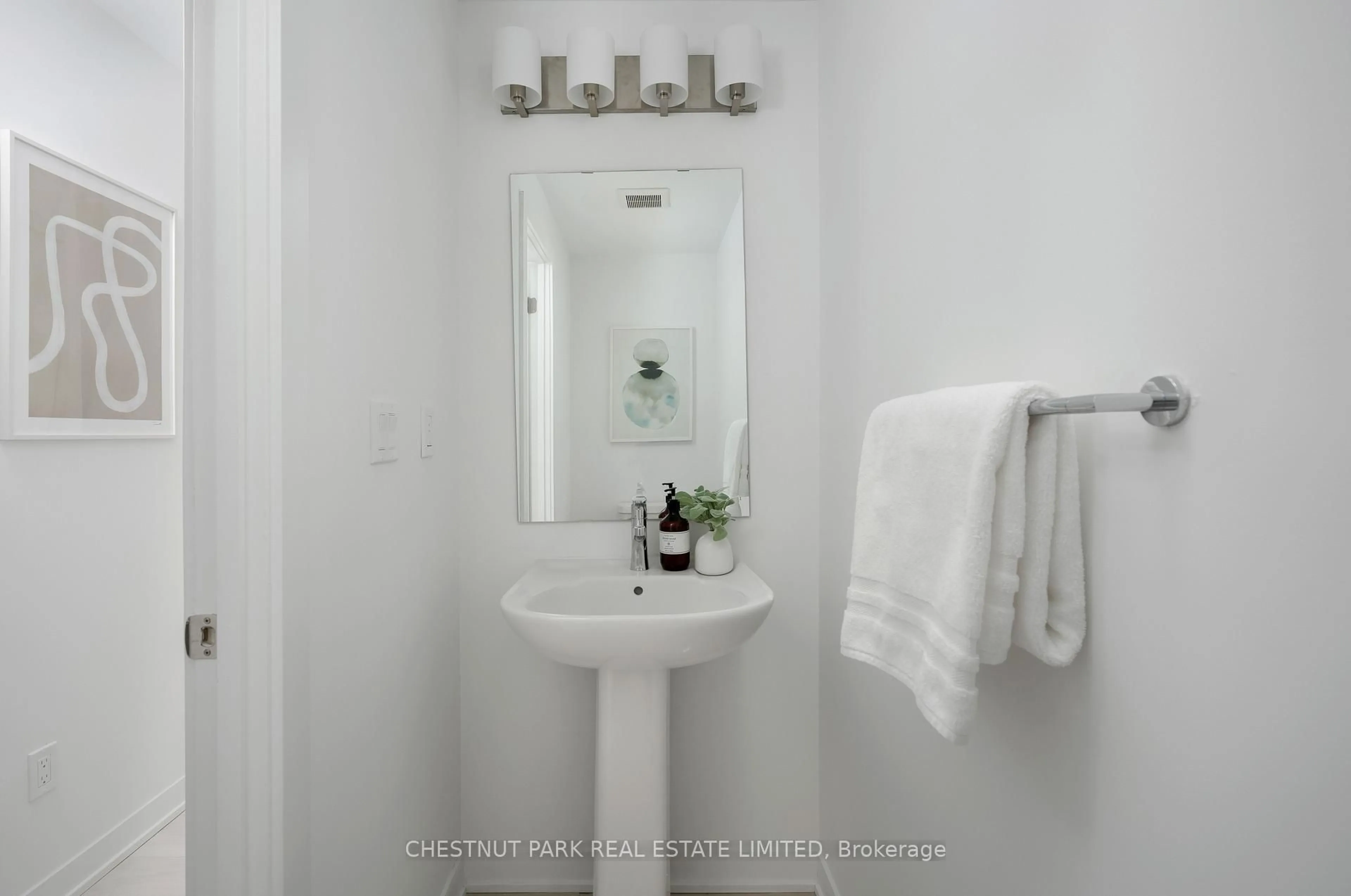 Standard bathroom, ceramic/tile floor for 4025 Hickory Dr #4, Mississauga Ontario L4W 1L1