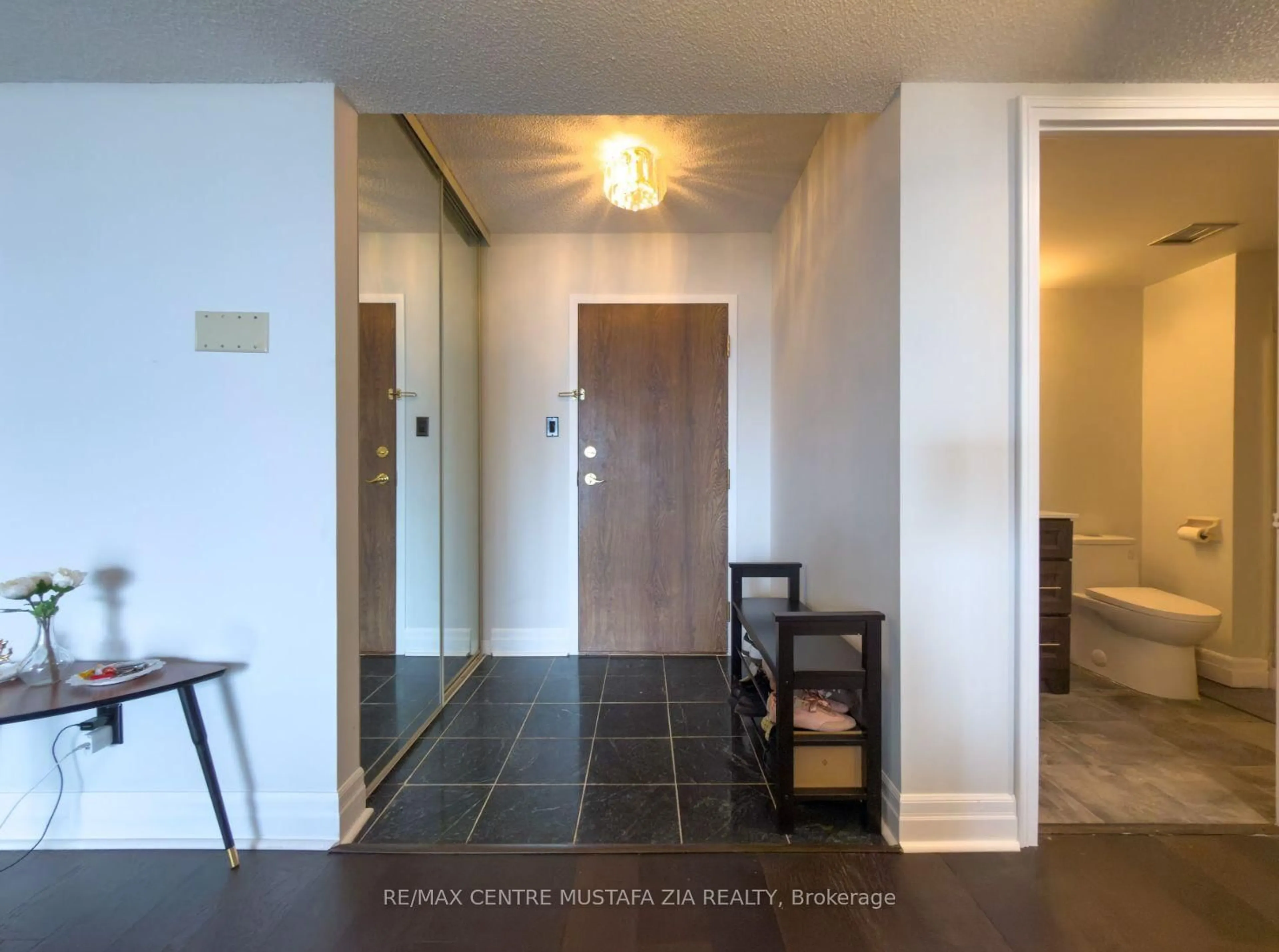 Indoor entryway for 4235 Sherwoodtowne Blvd #1405, Mississauga Ontario L4Z 1W3