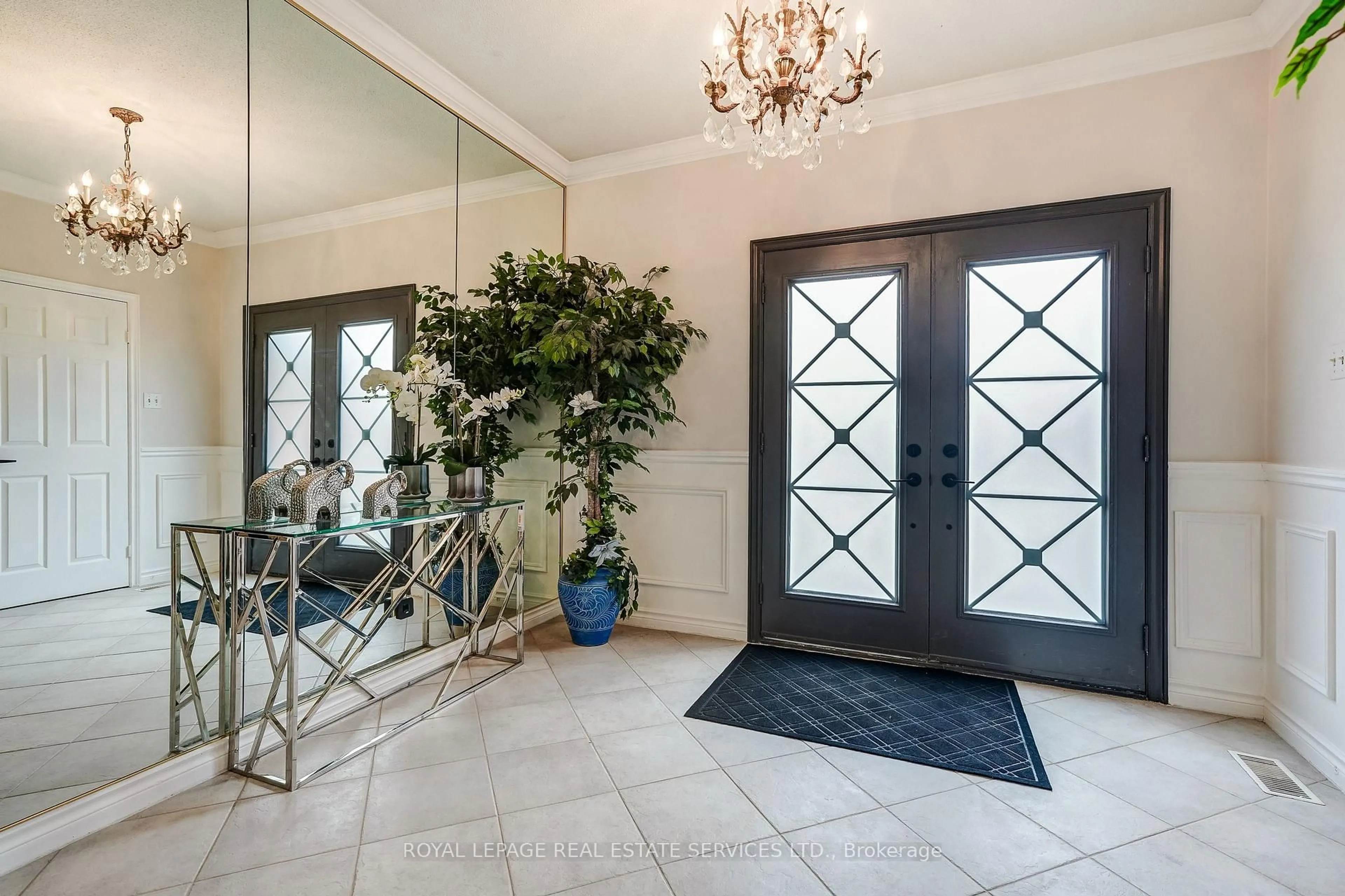 Indoor entryway for 9 Morrison Creek Cres, Oakville Ontario L6H 4C2