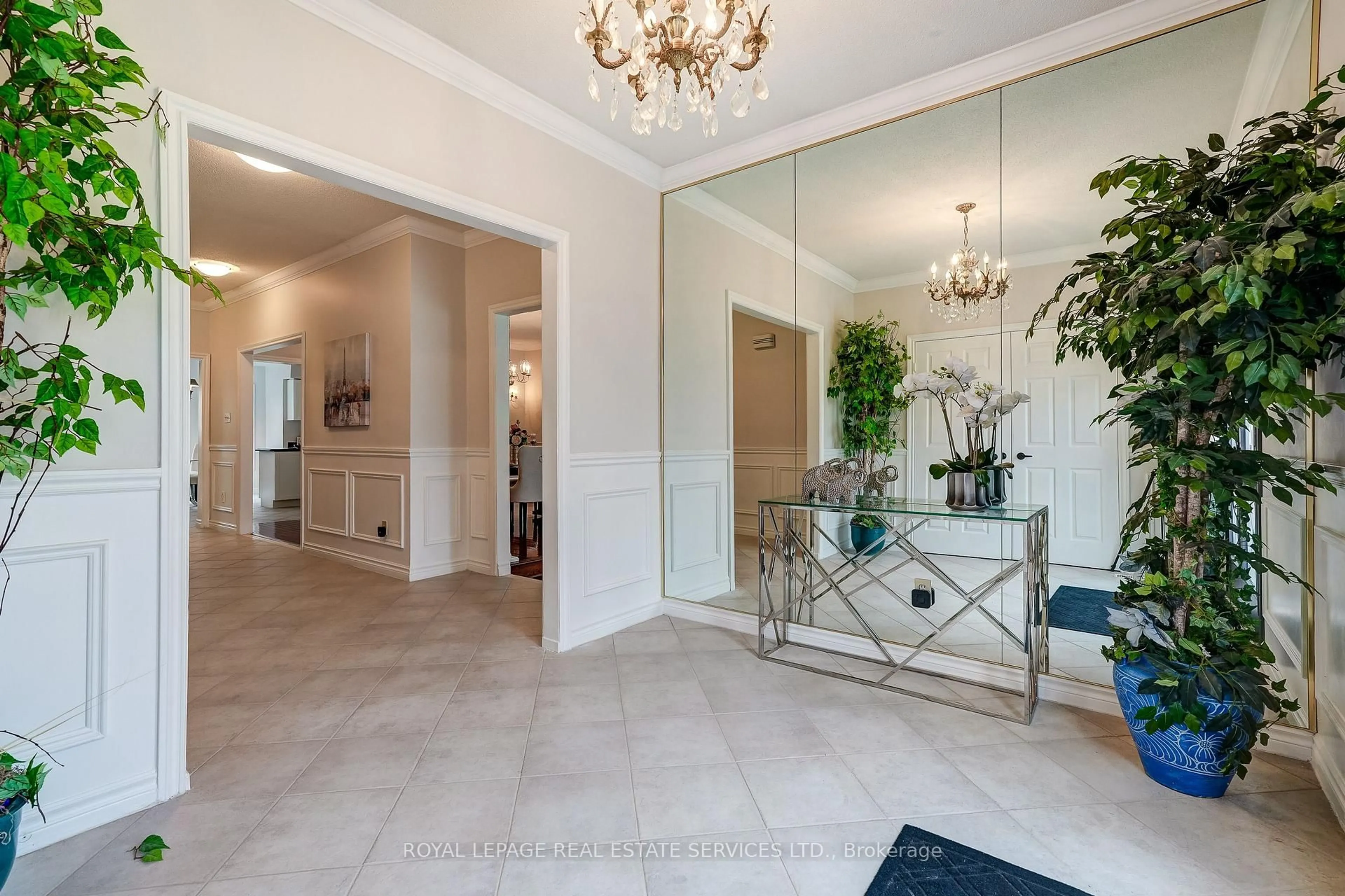 Indoor entryway for 9 Morrison Creek Cres, Oakville Ontario L6H 4C2