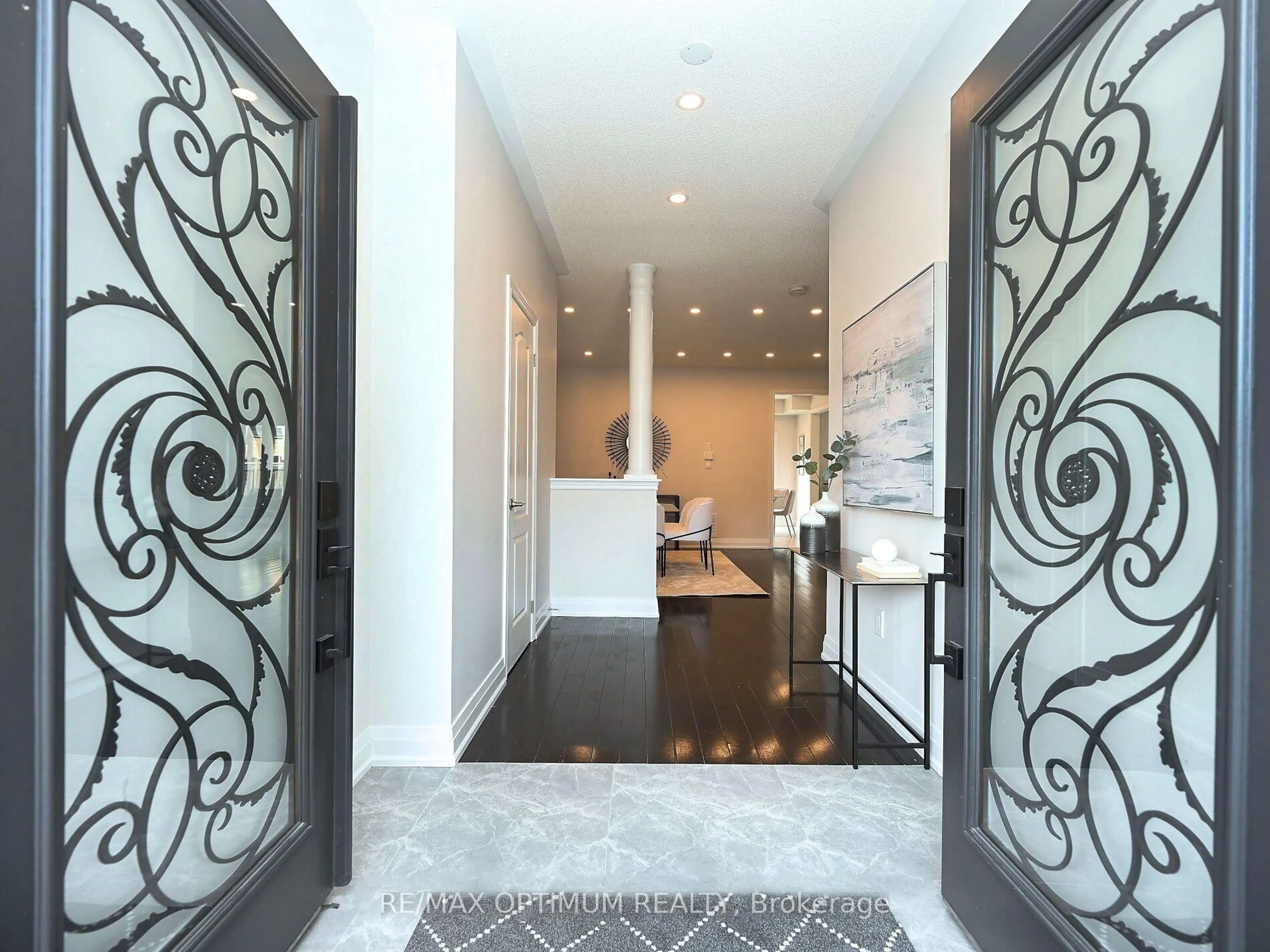 Indoor entryway for 28 Fallharvest Ave, Brampton Ontario L6Y 0P2