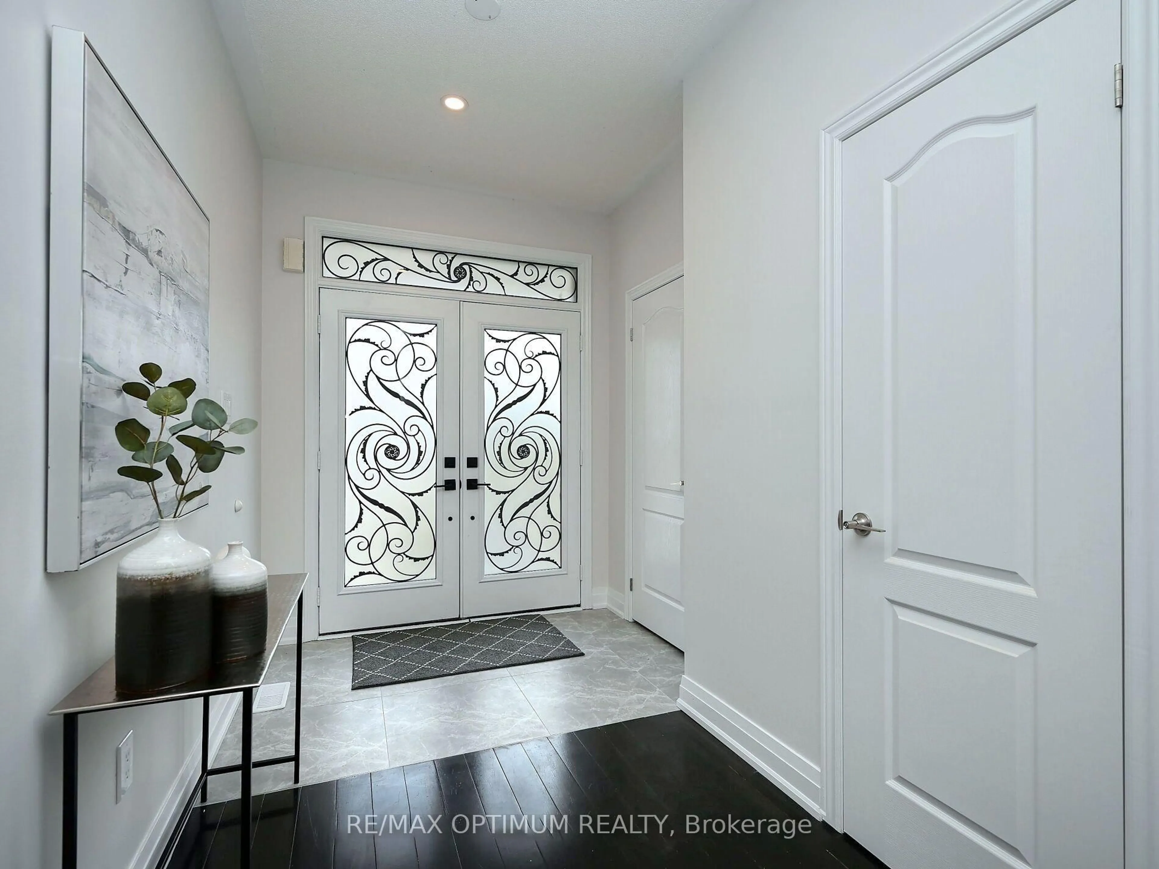 Indoor entryway for 28 Fallharvest Ave, Brampton Ontario L6Y 0P2