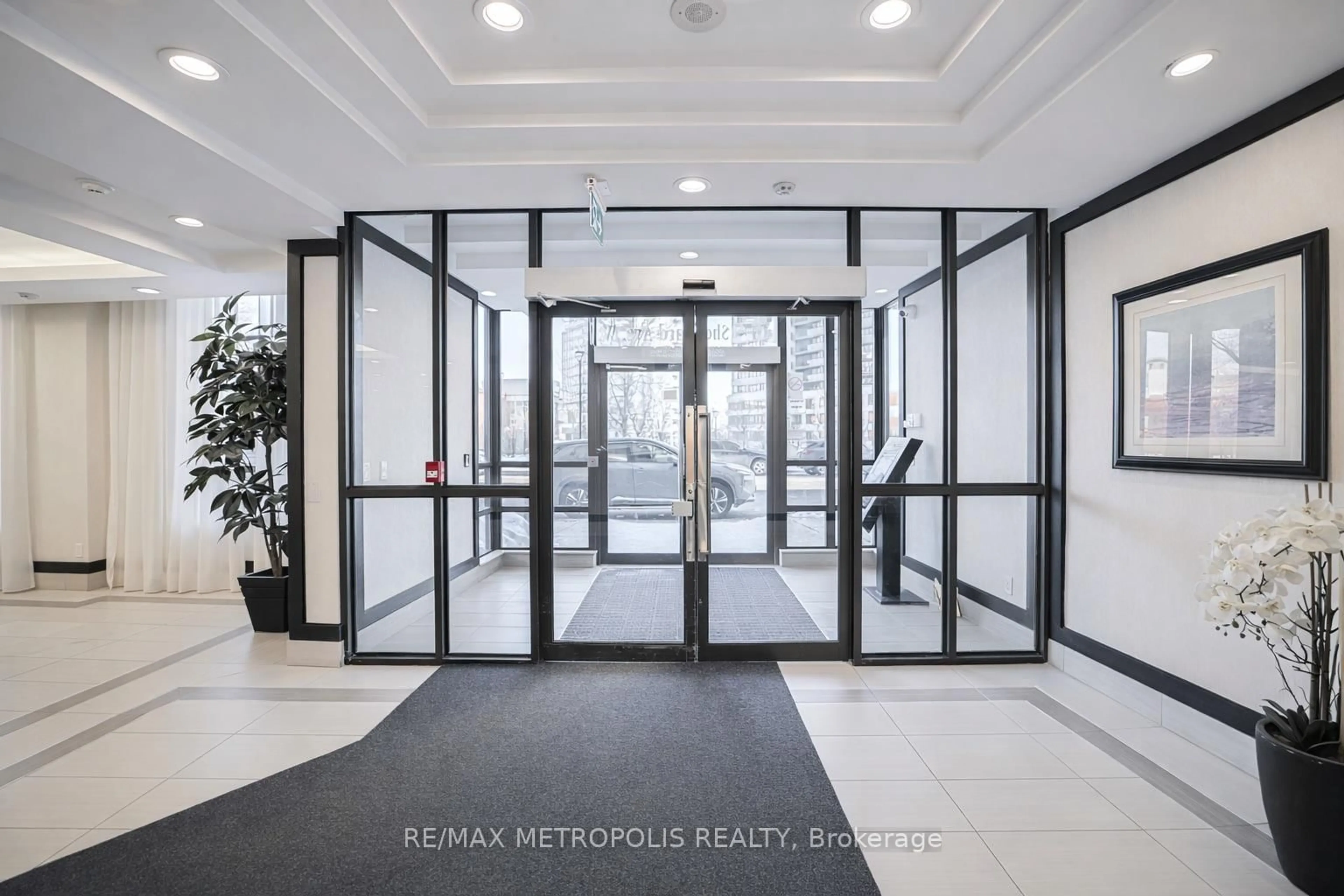 Indoor foyer for 1070 Sheppard Ave #PH16, Toronto Ontario M3J 0G8