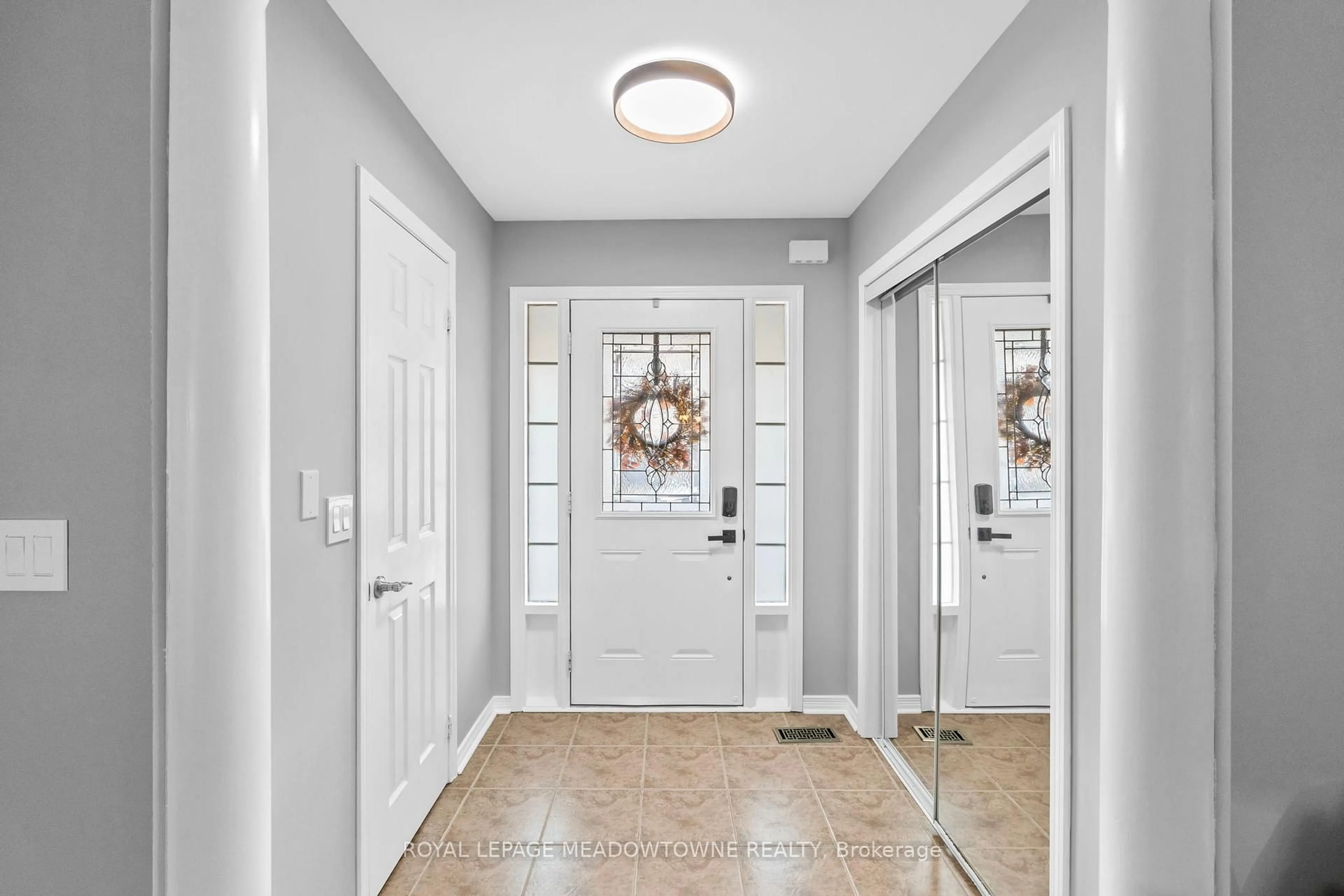 Indoor entryway for 356 Bussel Cres, Milton Ontario L9T 0W5