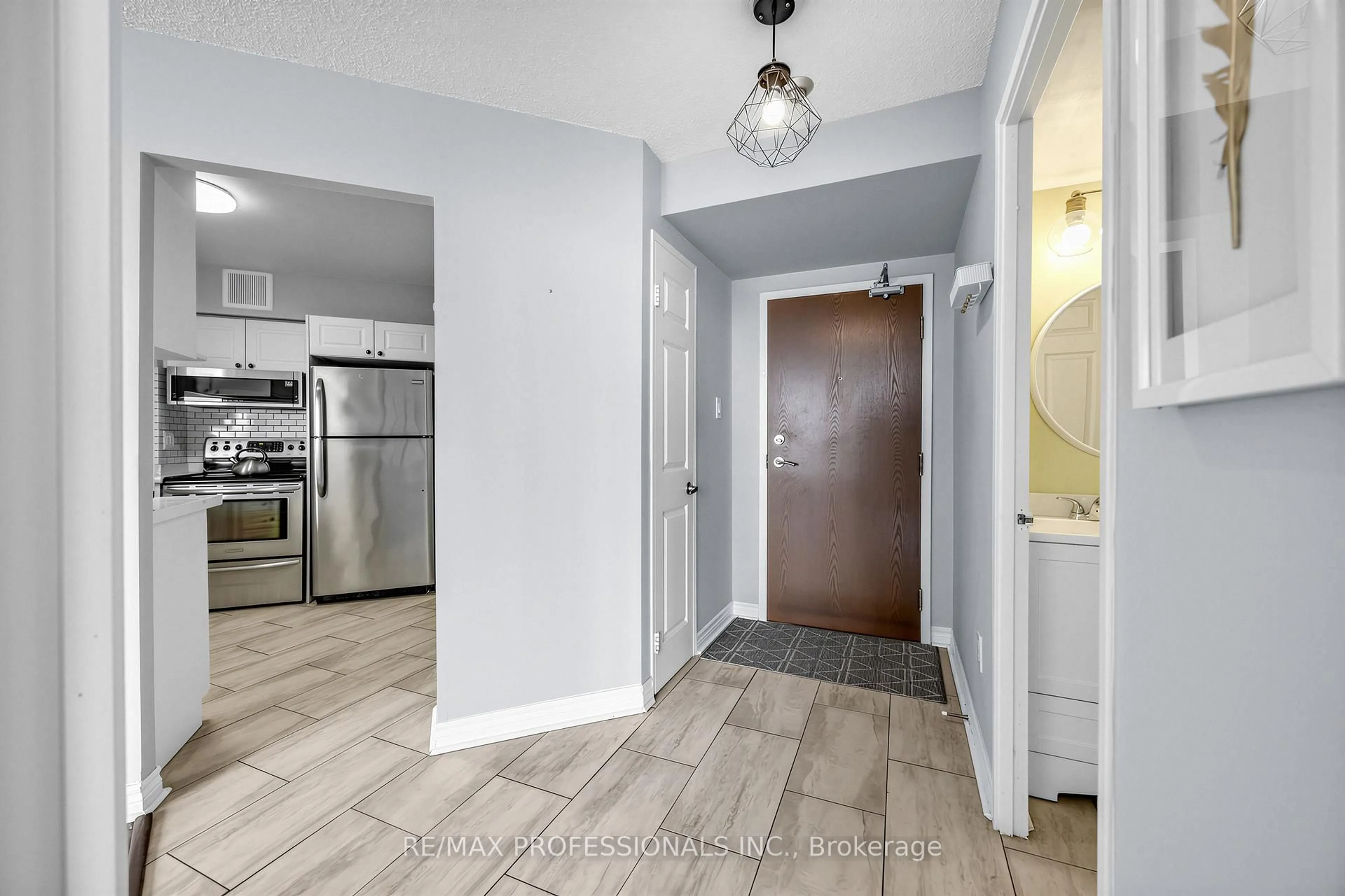 Indoor entryway for 50 Kingsbridge Garden Circ #1410, Mississauga Ontario L5R 1Y2