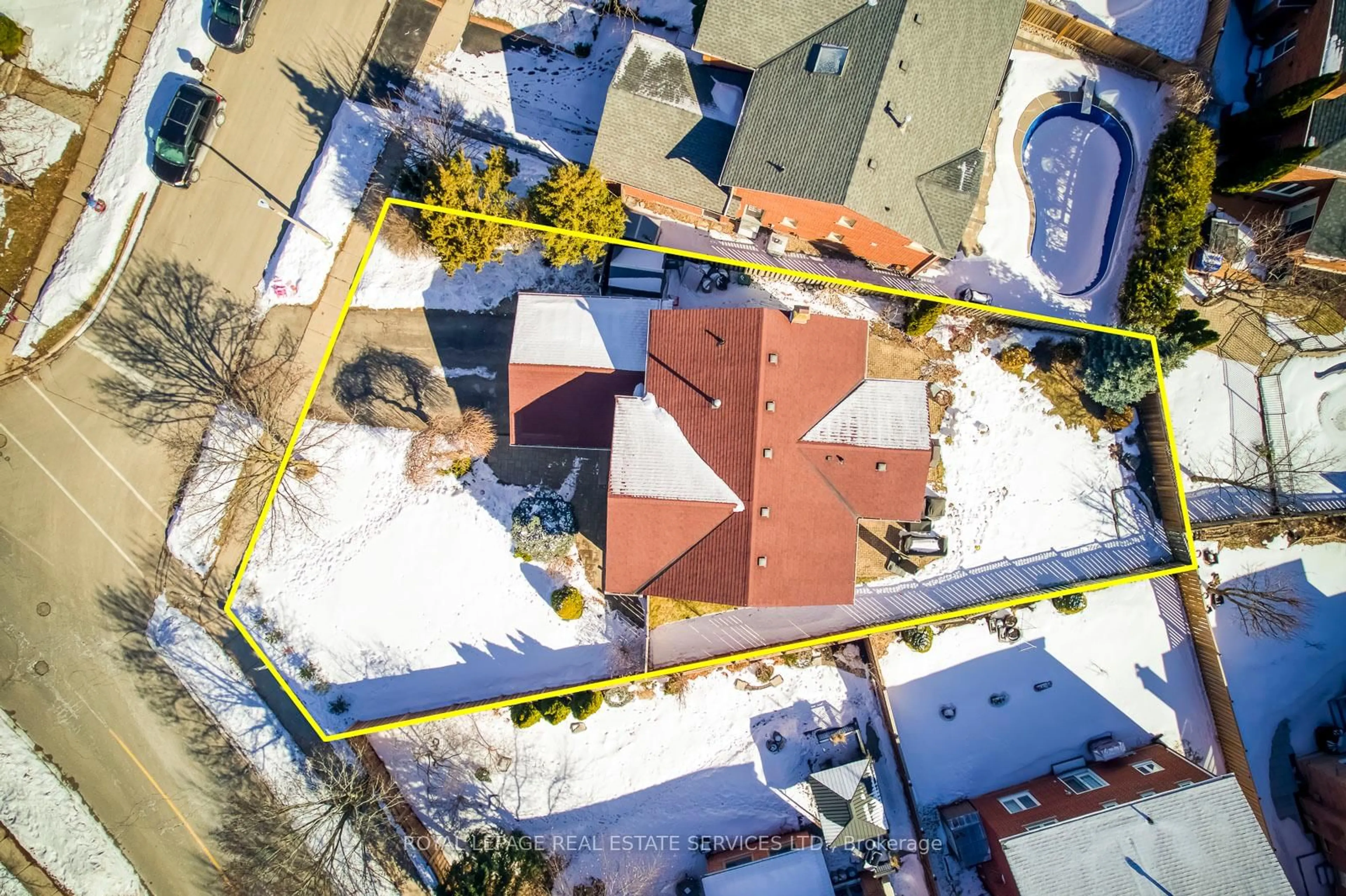 A pic from outside/outdoor area/front of a property/back of a property/a pic from drone, street for 314 O'DONOGHUE Ave, Oakville Ontario L6H 3W7