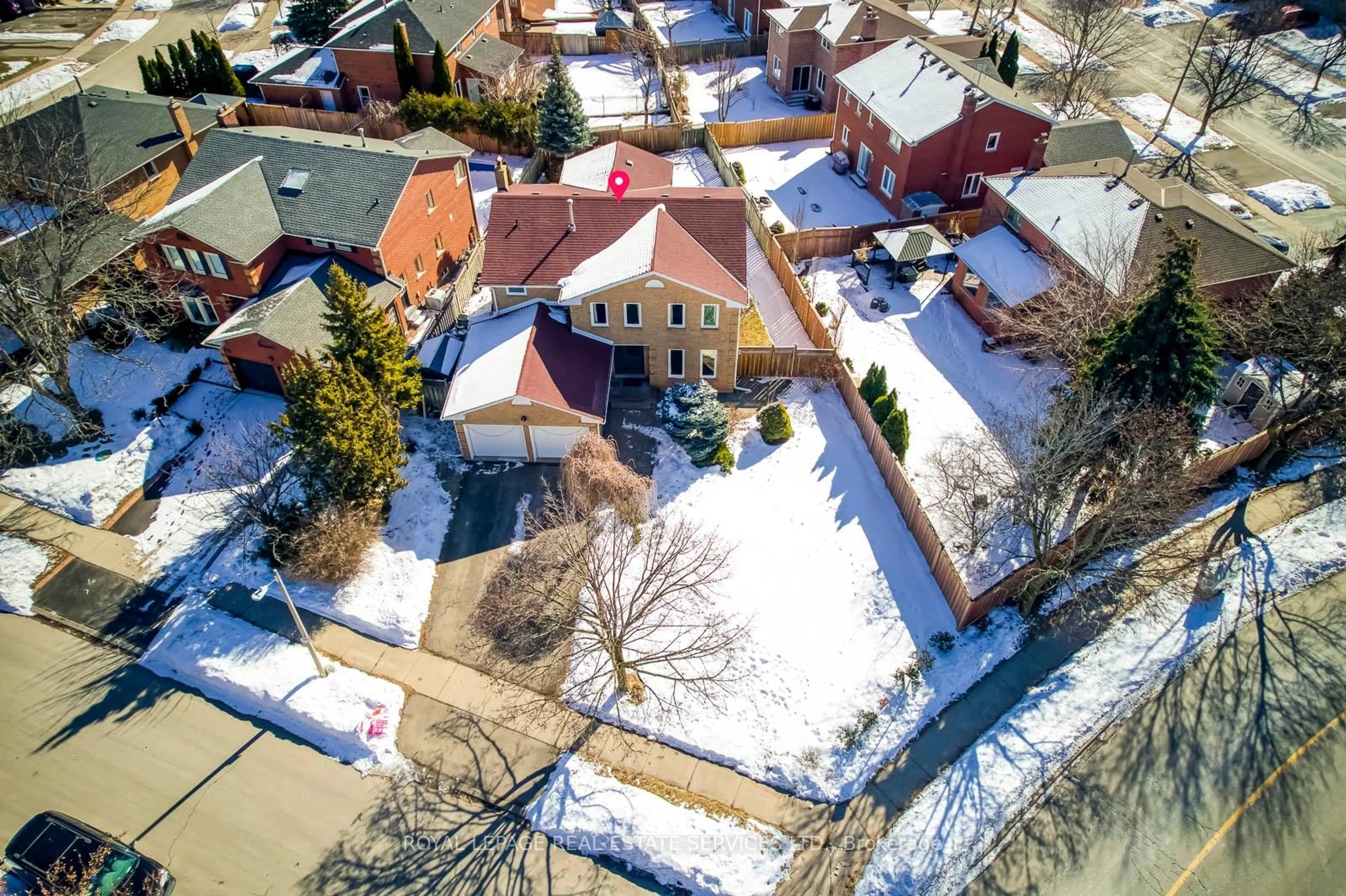 A pic from outside/outdoor area/front of a property/back of a property/a pic from drone, street for 314 O'DONOGHUE Ave, Oakville Ontario L6H 3W7