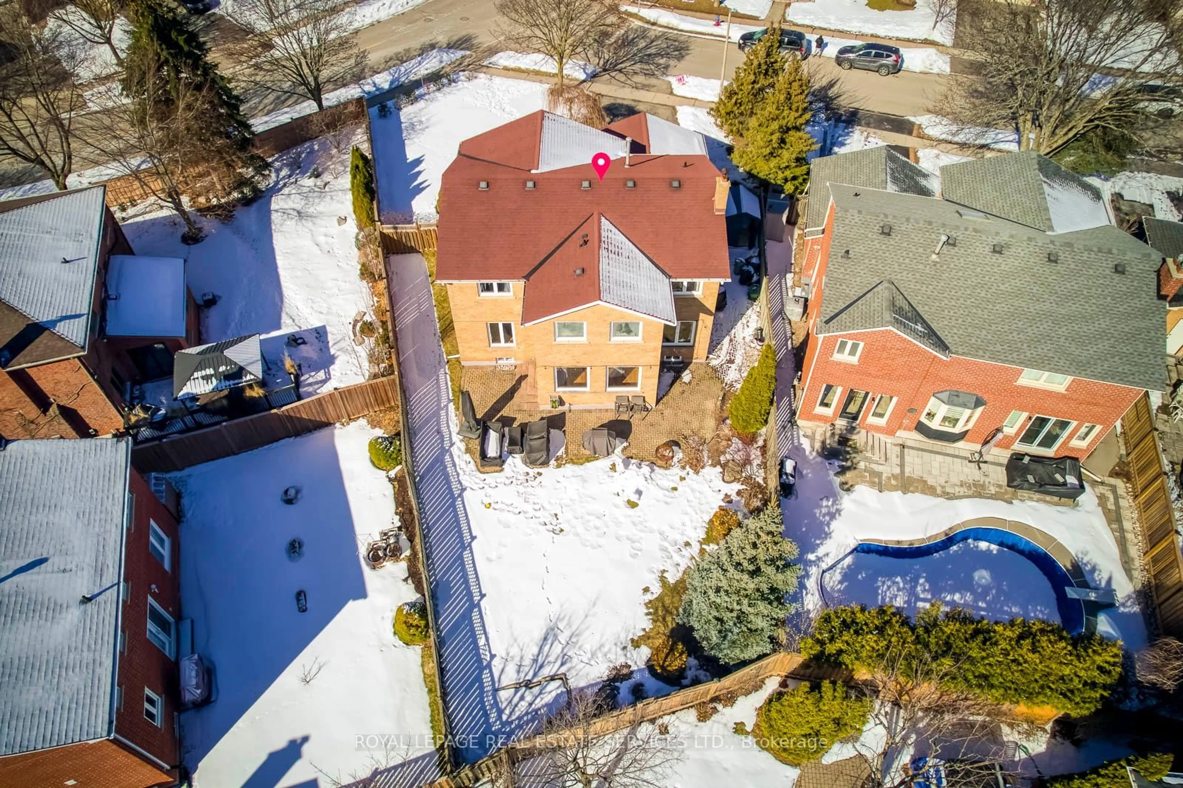 A pic from outside/outdoor area/front of a property/back of a property/a pic from drone, unknown for 314 O'DONOGHUE Ave, Oakville Ontario L6H 3W7