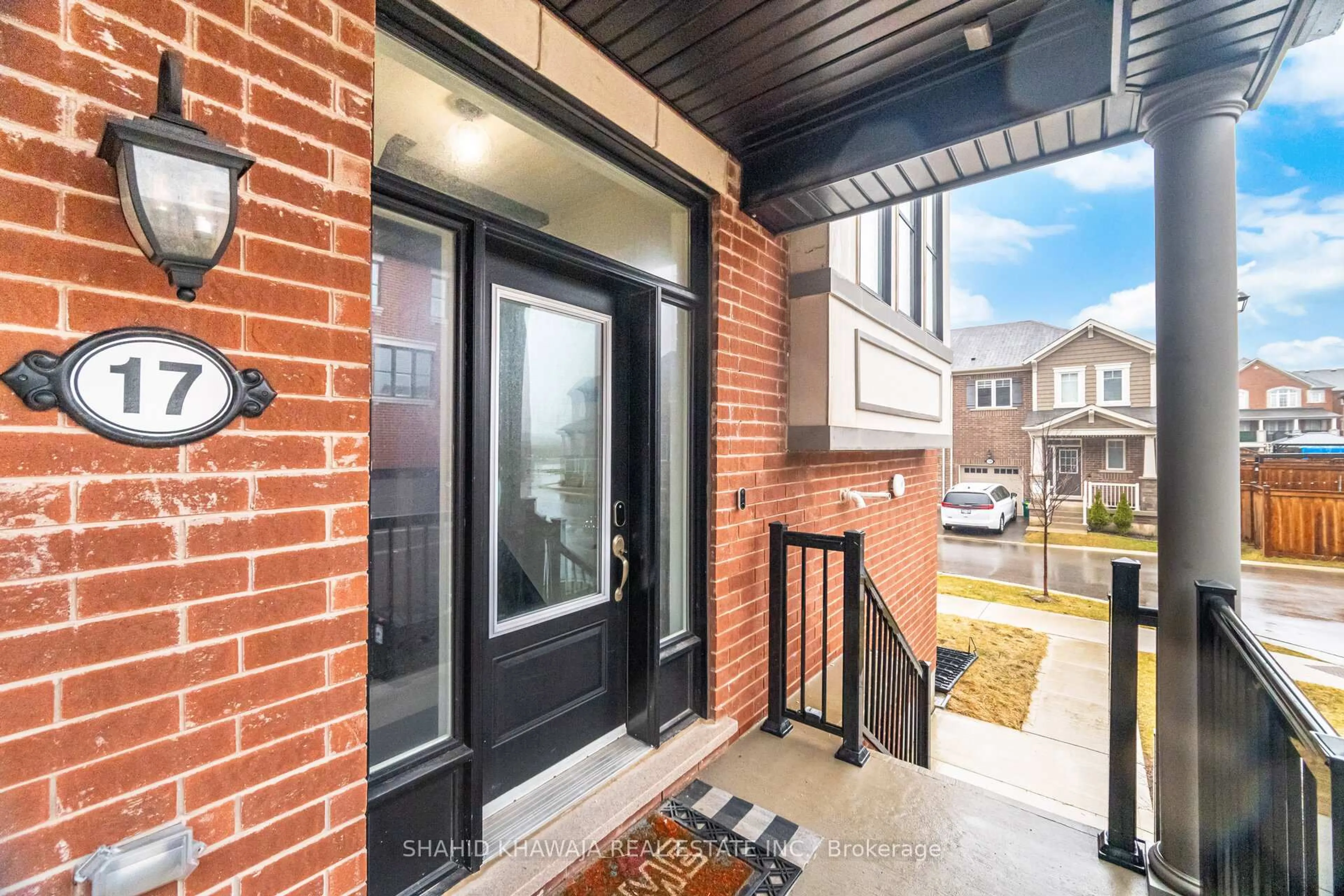 Indoor entryway for 975 Whitlock Ave #17, Milton Ontario L9E 1S9
