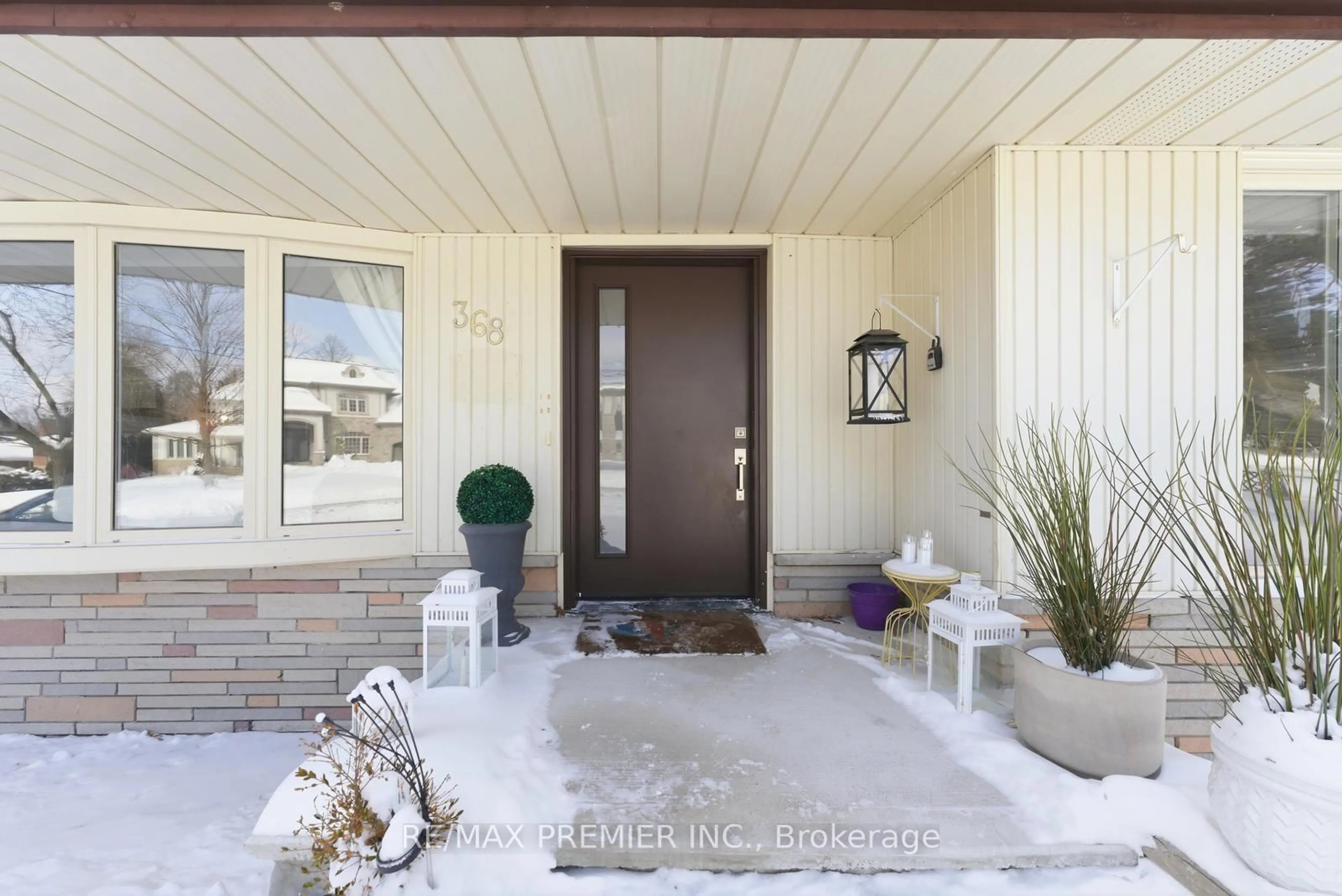 Indoor entryway for 368 Lees Lane, Oakville Ontario L6L 4S5