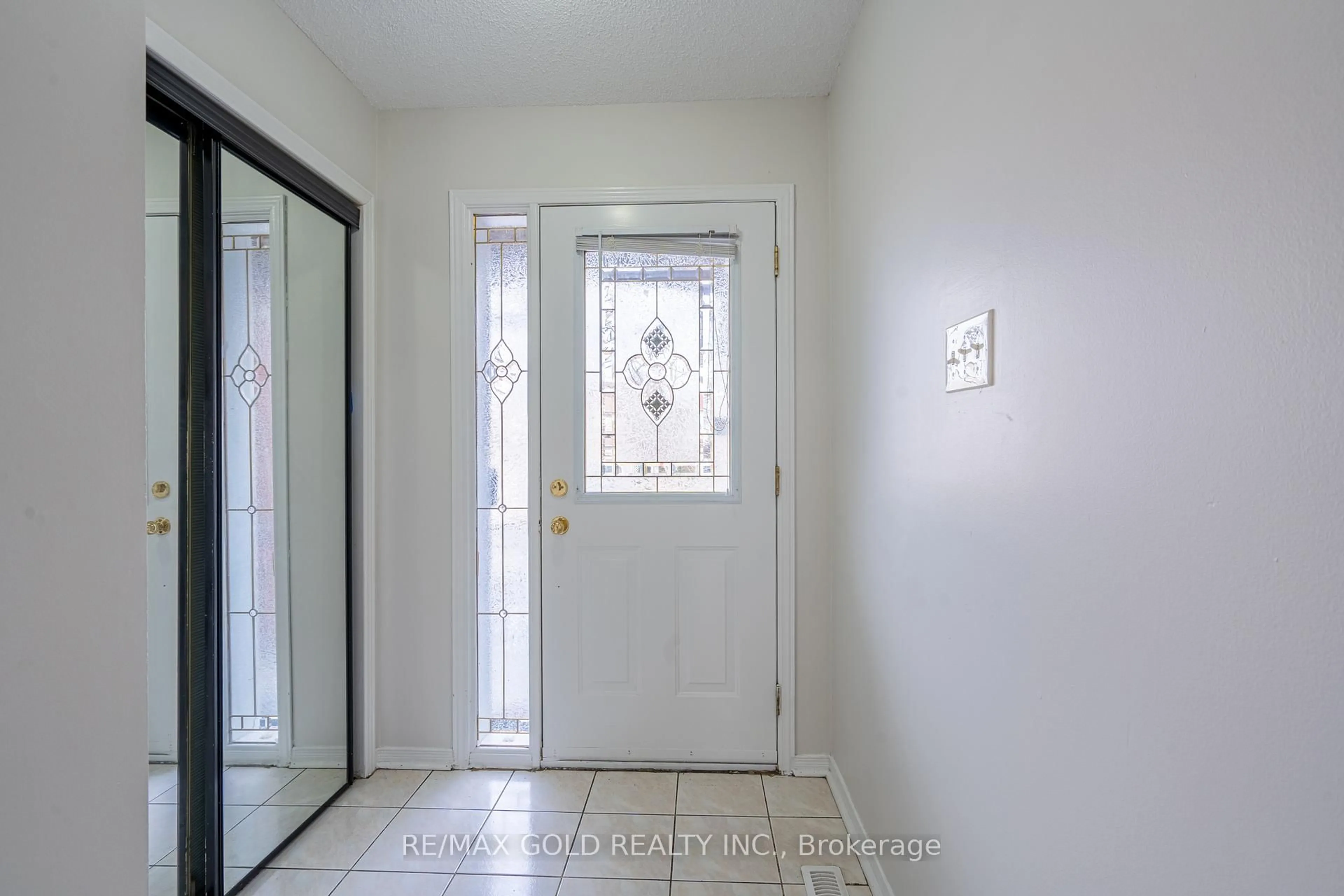 Indoor entryway for 94 Bighorn Cres, Brampton Ontario L6R 1G7