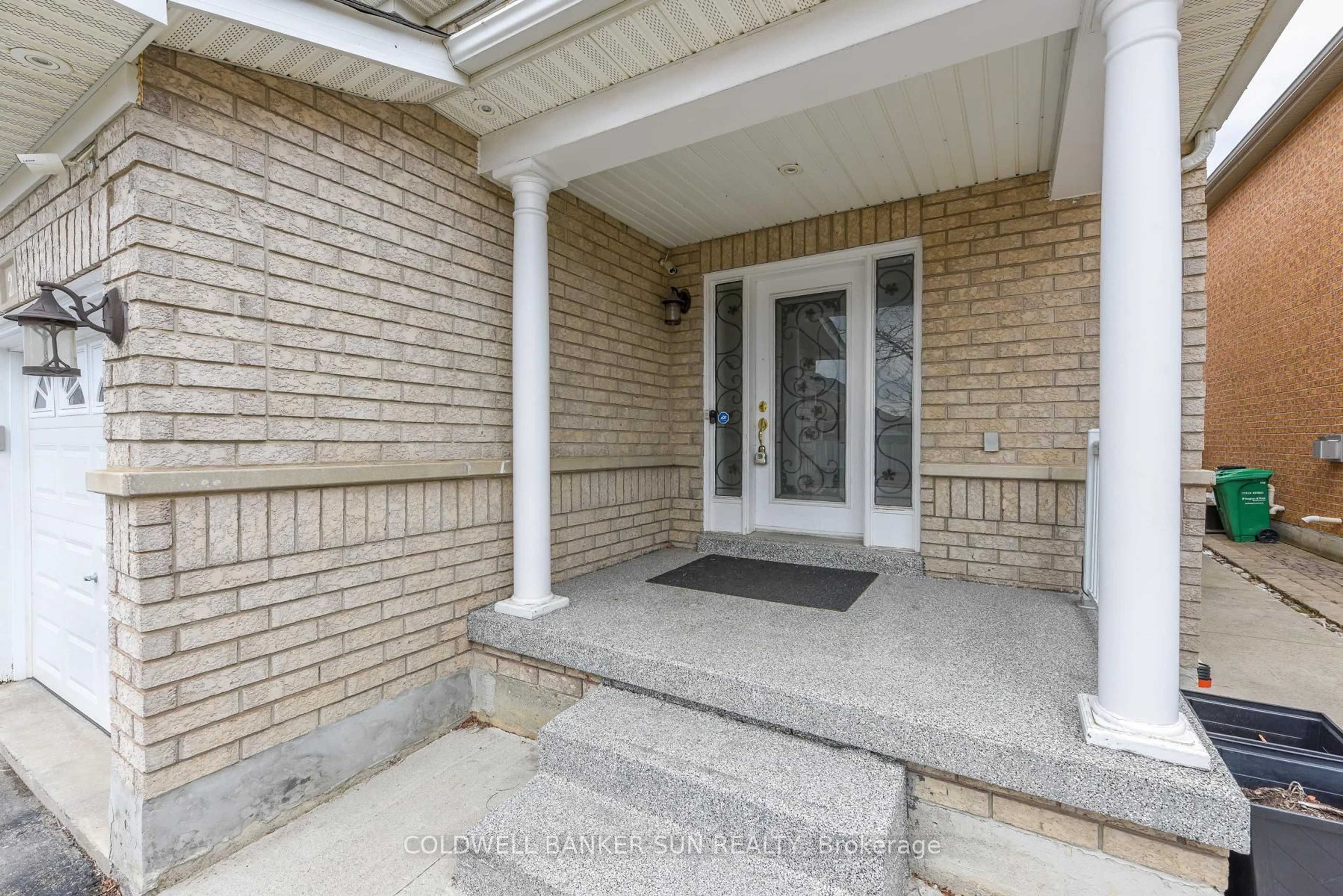 Indoor entryway for 21 Sunnyview Rd, Brampton Ontario L7A 3E4