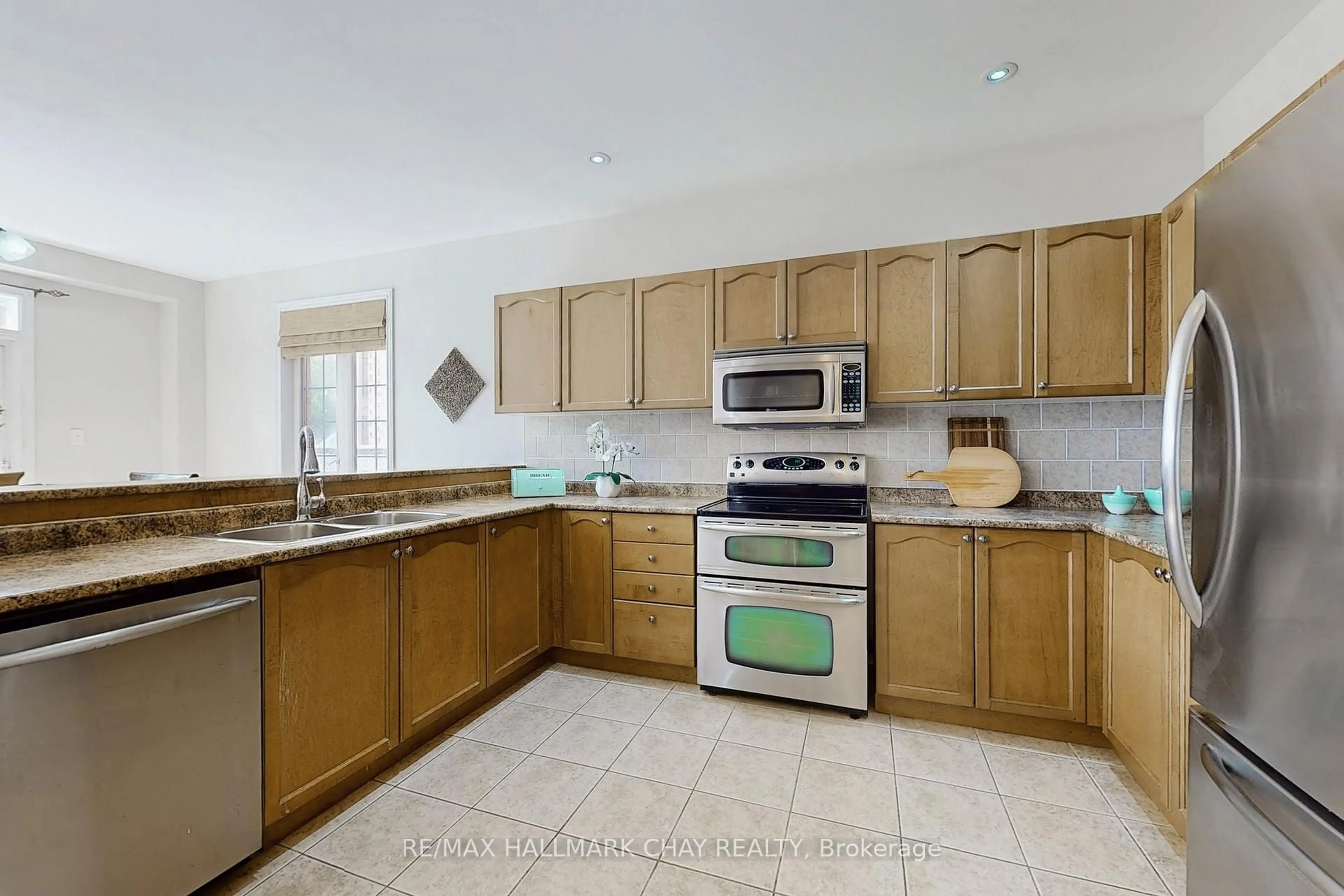 Standard kitchen, ceramic/tile floor for 76 Cobblestone Crt, Brampton Ontario L6R 2S4