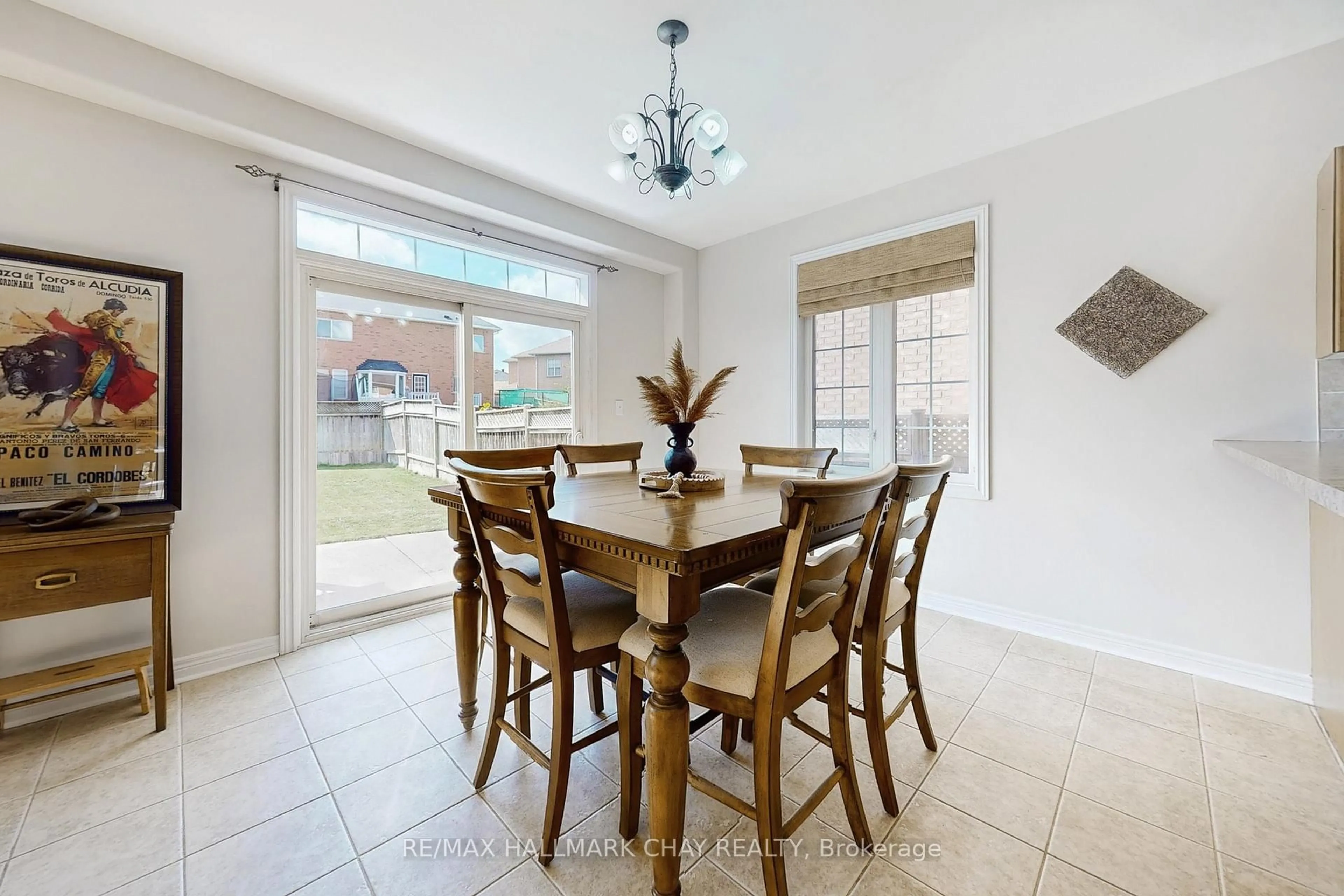 Dining room, ceramic/tile floor for 76 Cobblestone Crt, Brampton Ontario L6R 2S4