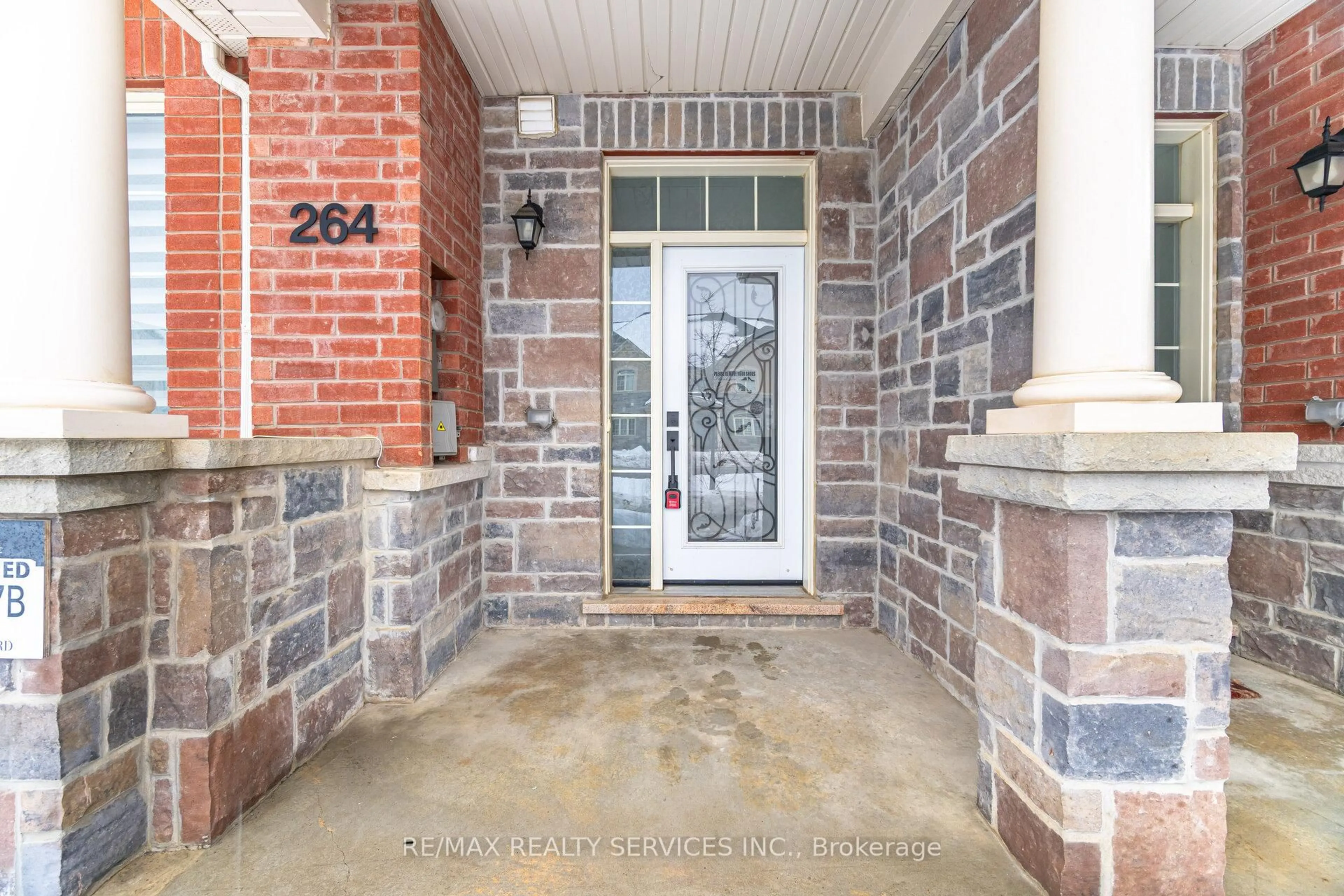 Indoor entryway for 264 Inspire Blvd, Brampton Ontario L6R 3X9