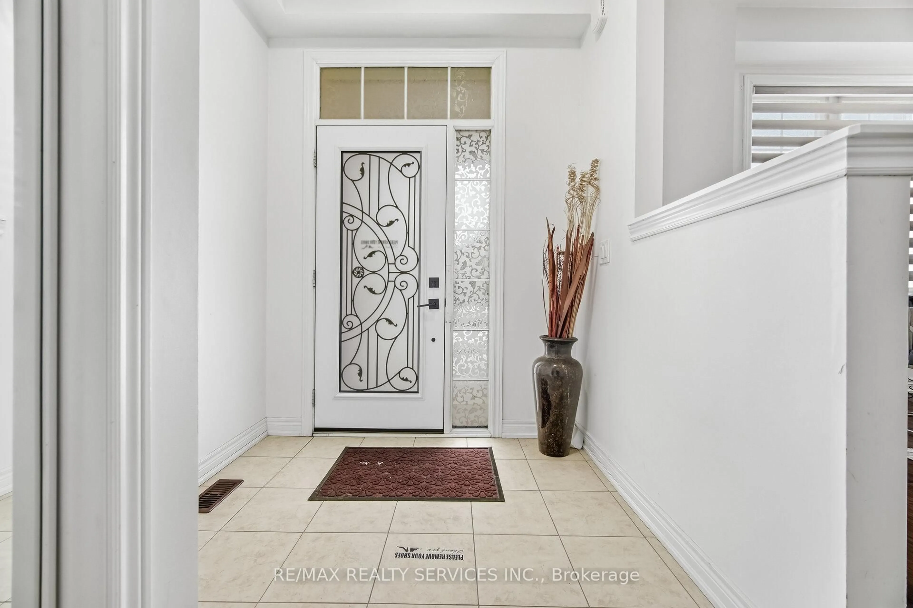Indoor entryway for 264 Inspire Blvd, Brampton Ontario L6R 3X9