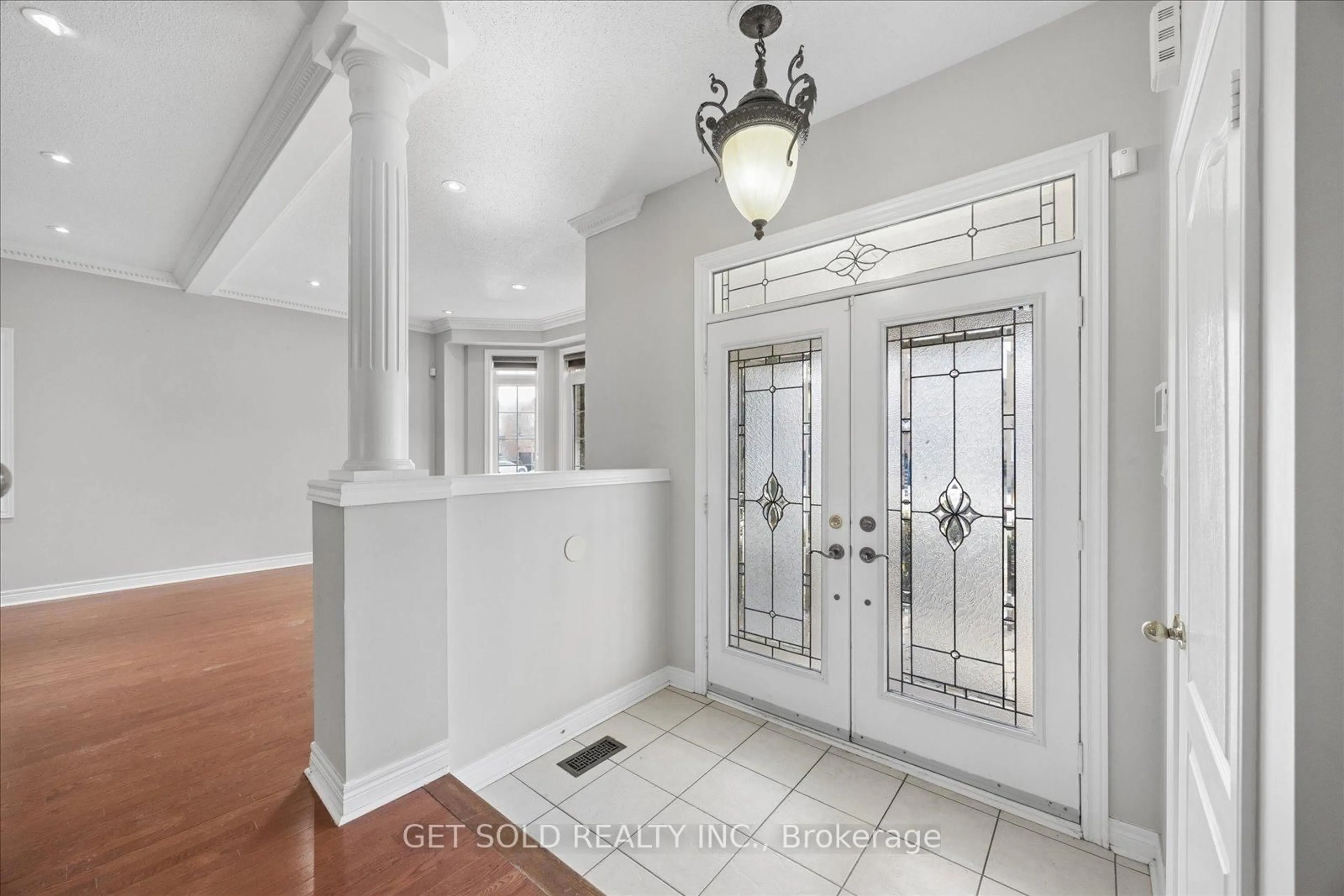 Indoor entryway for 25 Mountain Gorge Rd, Brampton Ontario L6R 2X7