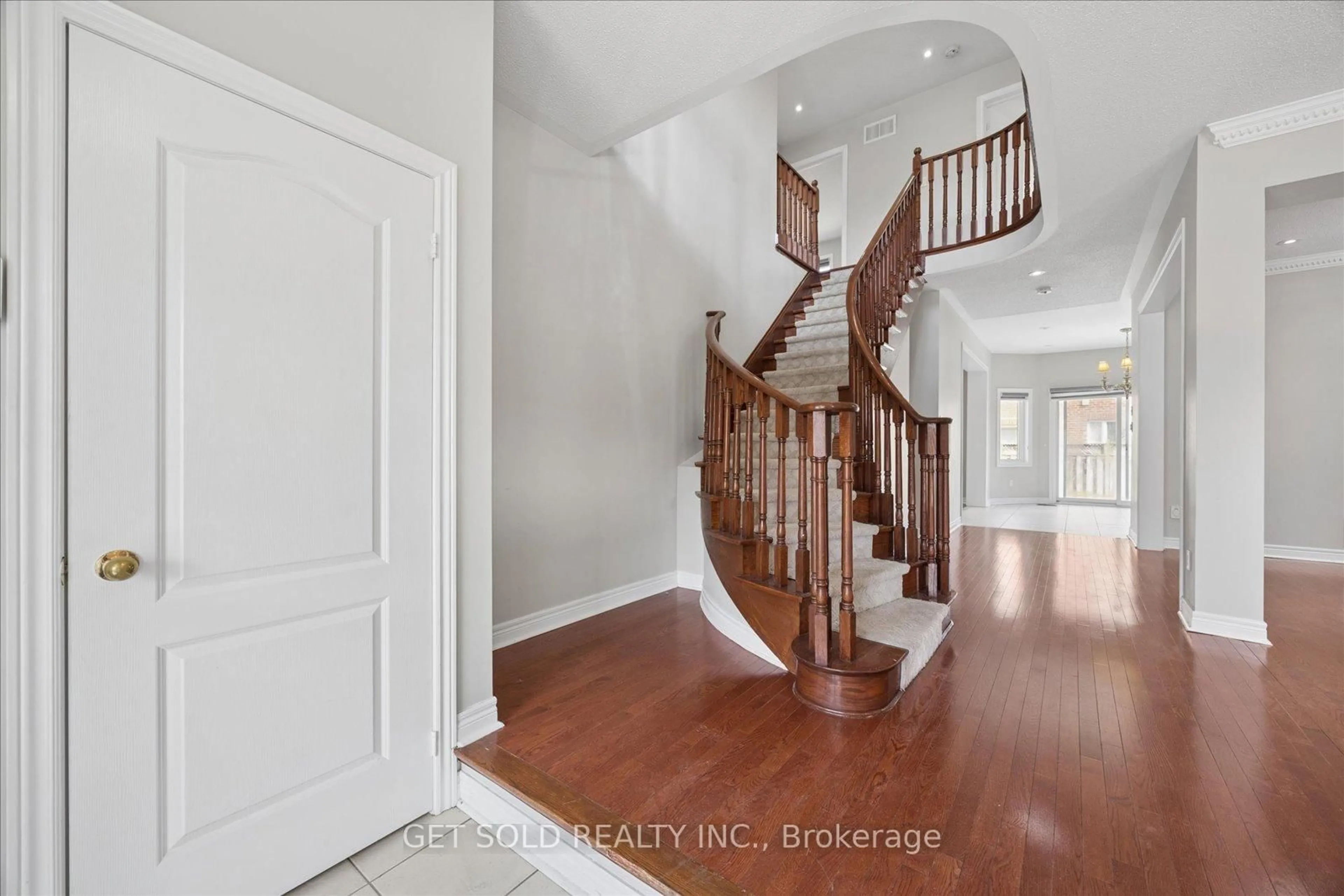 Indoor entryway for 25 Mountain Gorge Rd, Brampton Ontario L6R 2X7