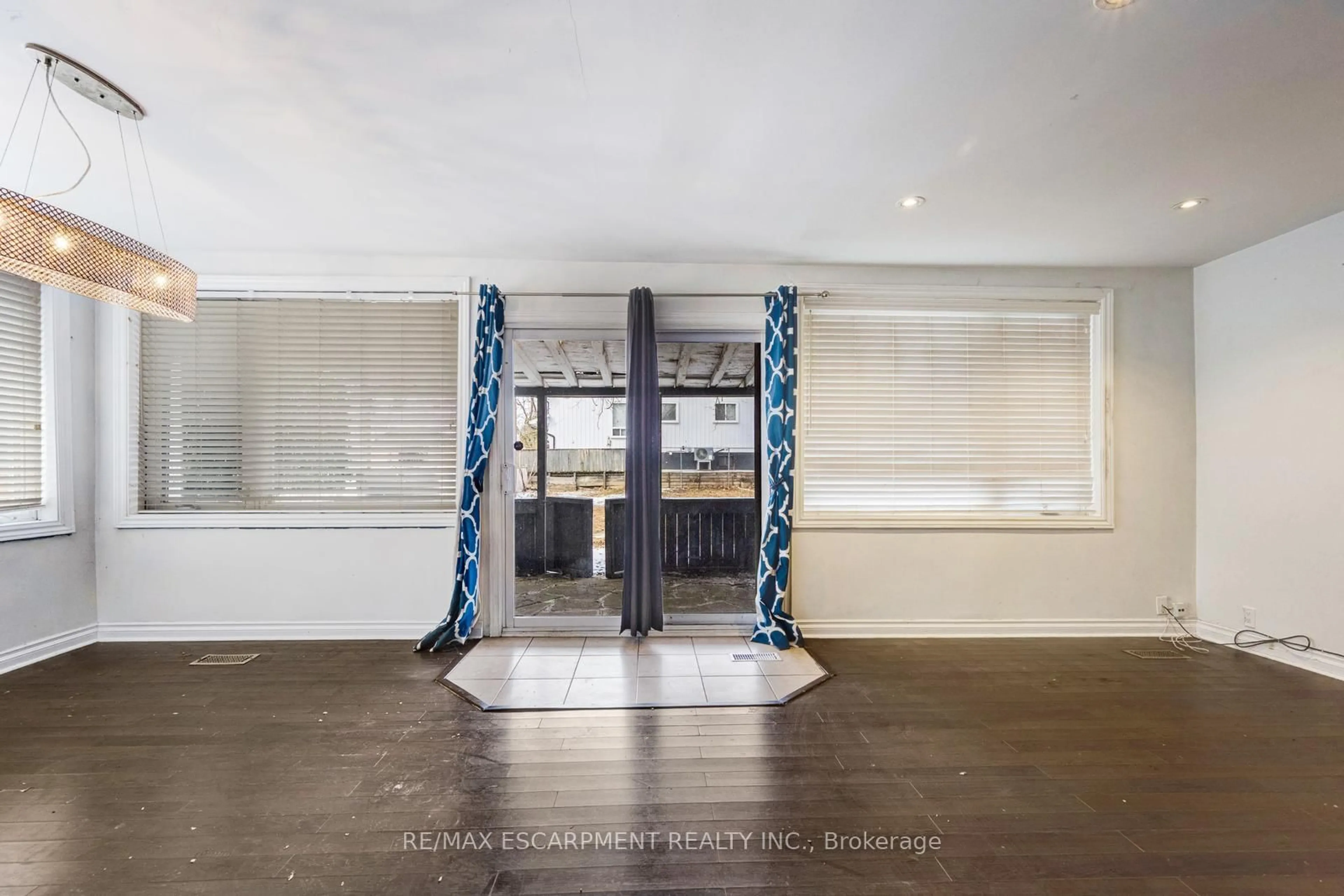 Indoor foyer for 16 Woodward Ave, Brampton Ontario L6V 1K1