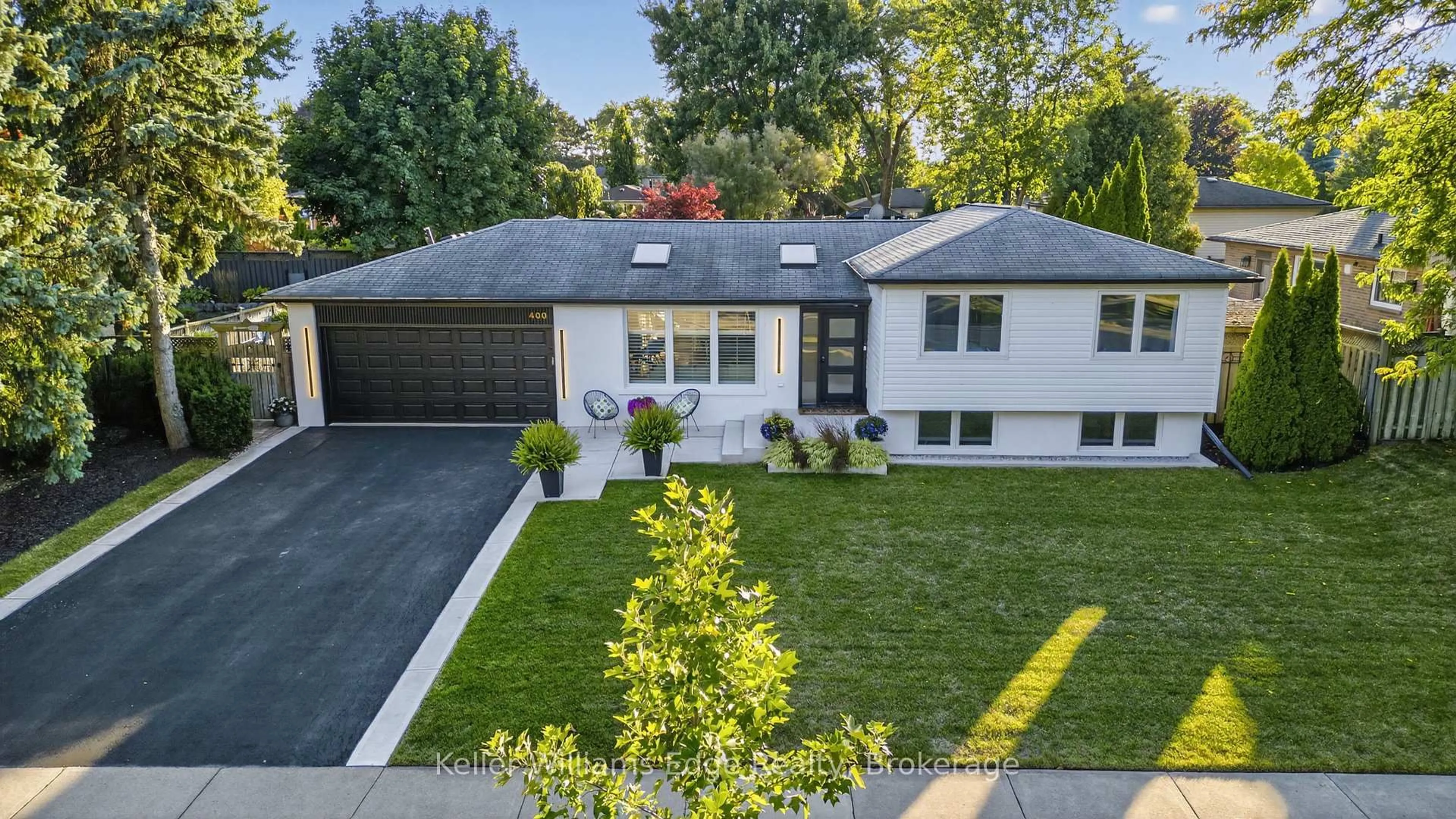 A pic from outside/outdoor area/front of a property/back of a property/a pic from drone, street for 400 Sunset Dr, Oakville Ontario L6L 3N2