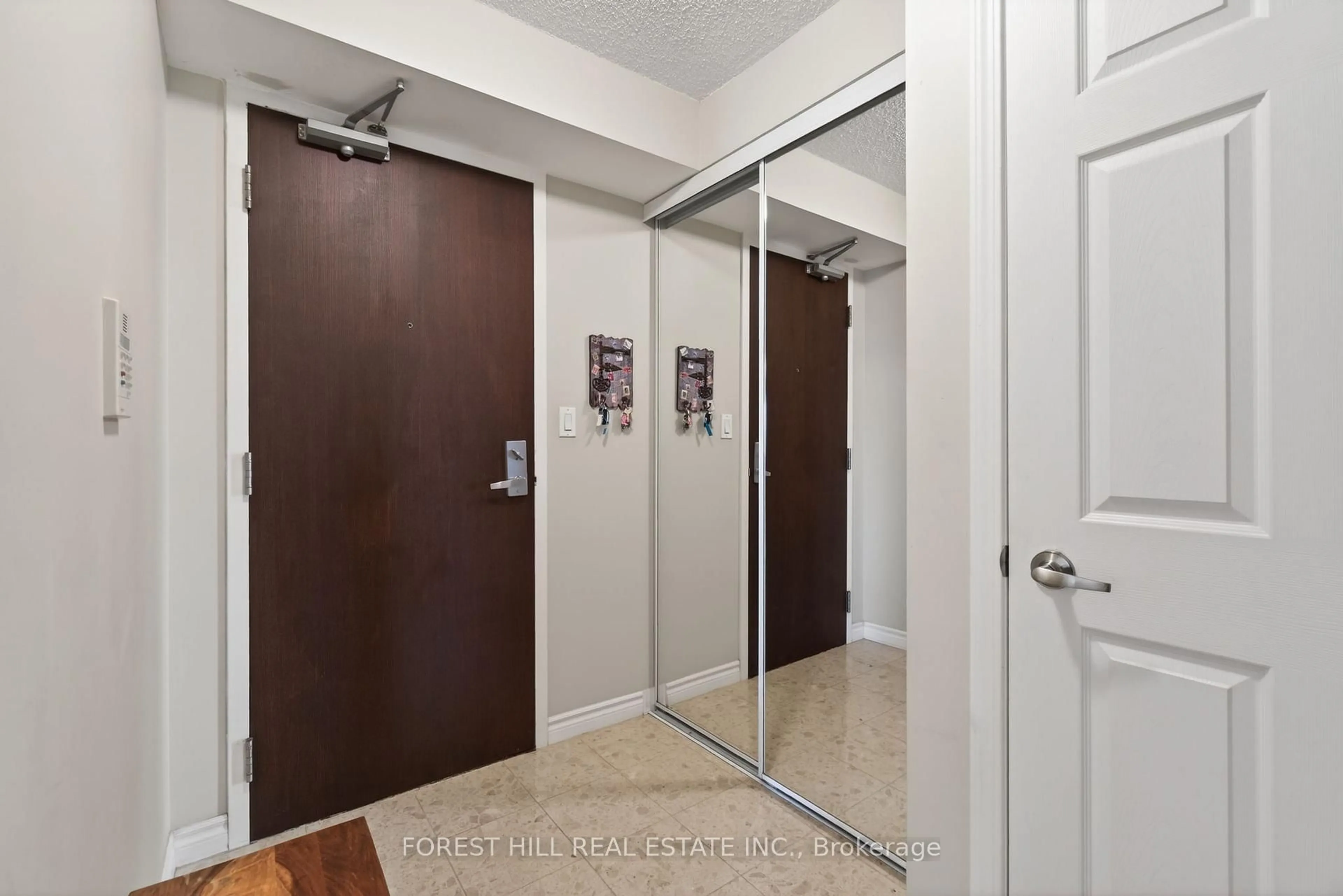 Indoor entryway for 335 Rathburn Rd #505, Mississauga Ontario L5B 0C8