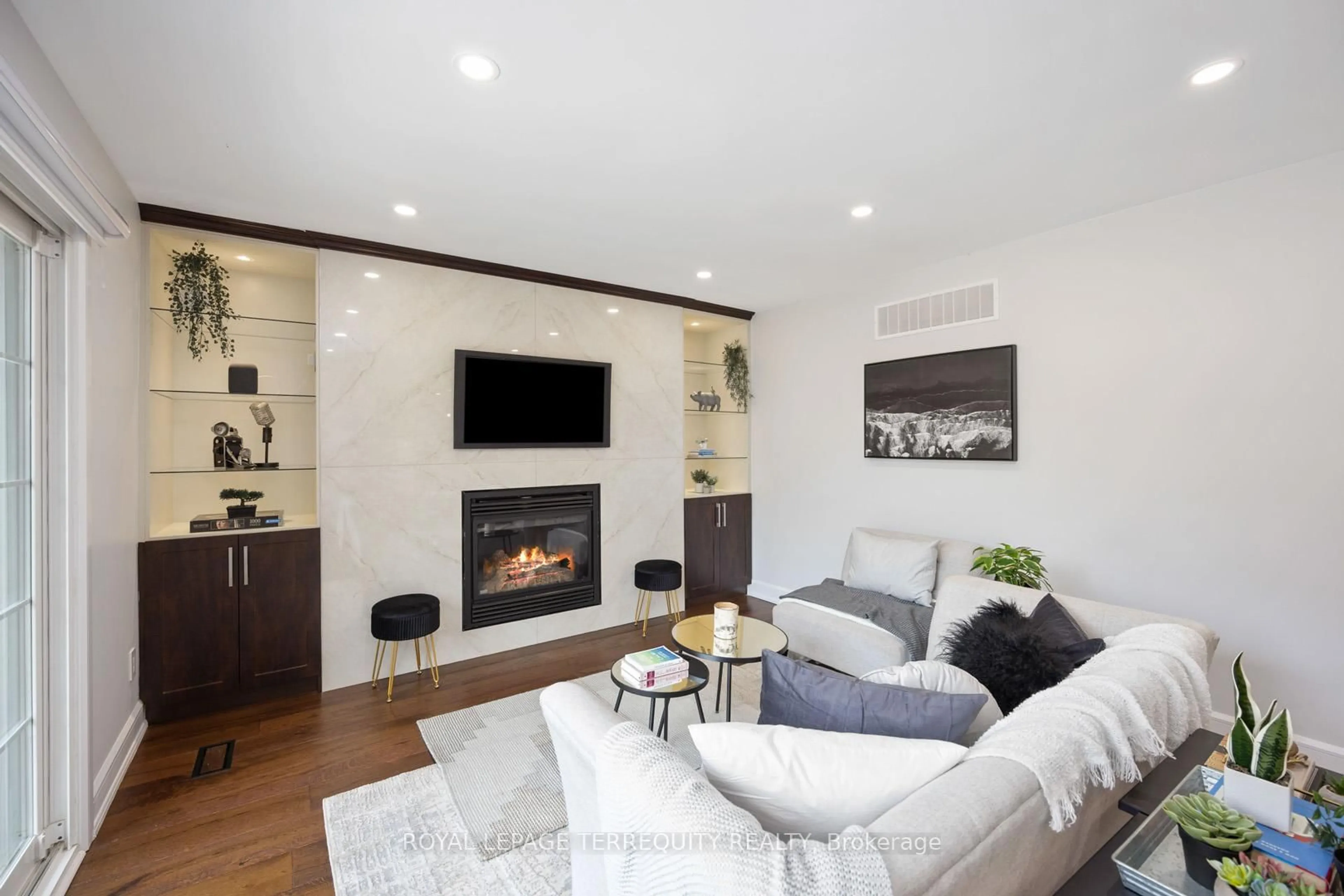 Living room with furniture, wood/laminate floor for 2059 Shawanaga Tr, Mississauga Ontario L5H 3Z3