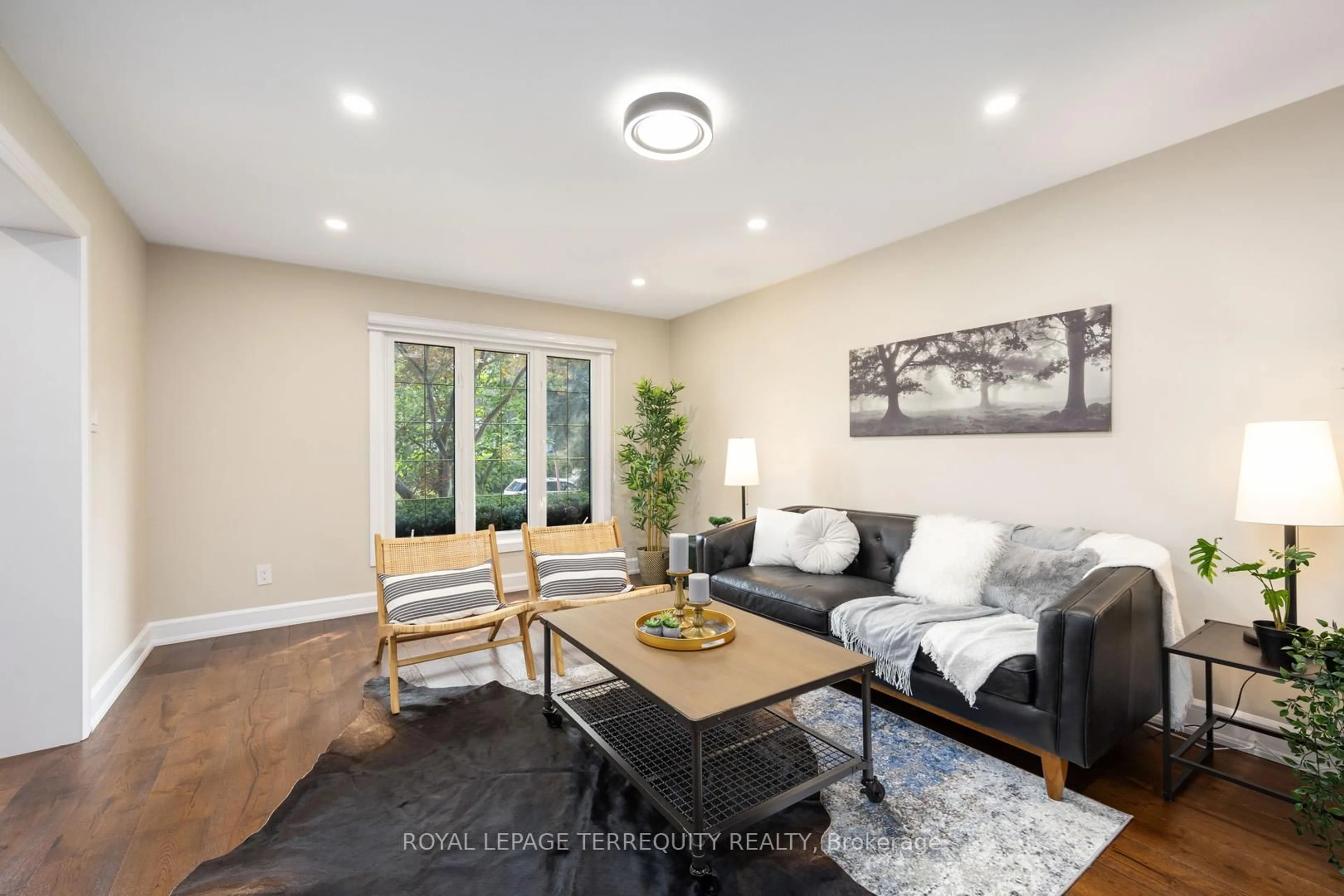 Living room with furniture, wood/laminate floor for 2059 Shawanaga Tr, Mississauga Ontario L5H 3Z3