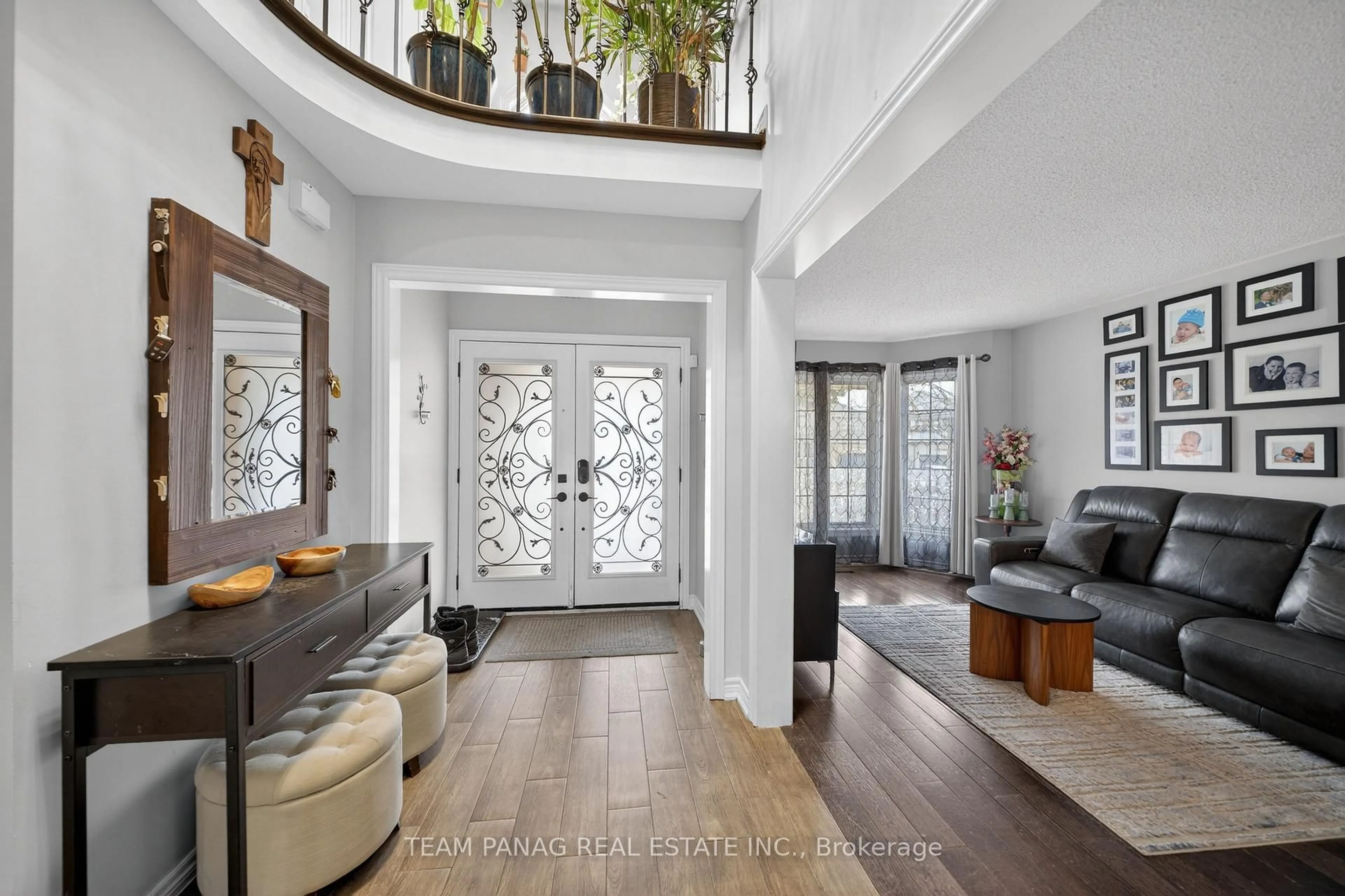 Indoor entryway for 8 Deerglen Dr, Brampton Ontario L6R 1M1