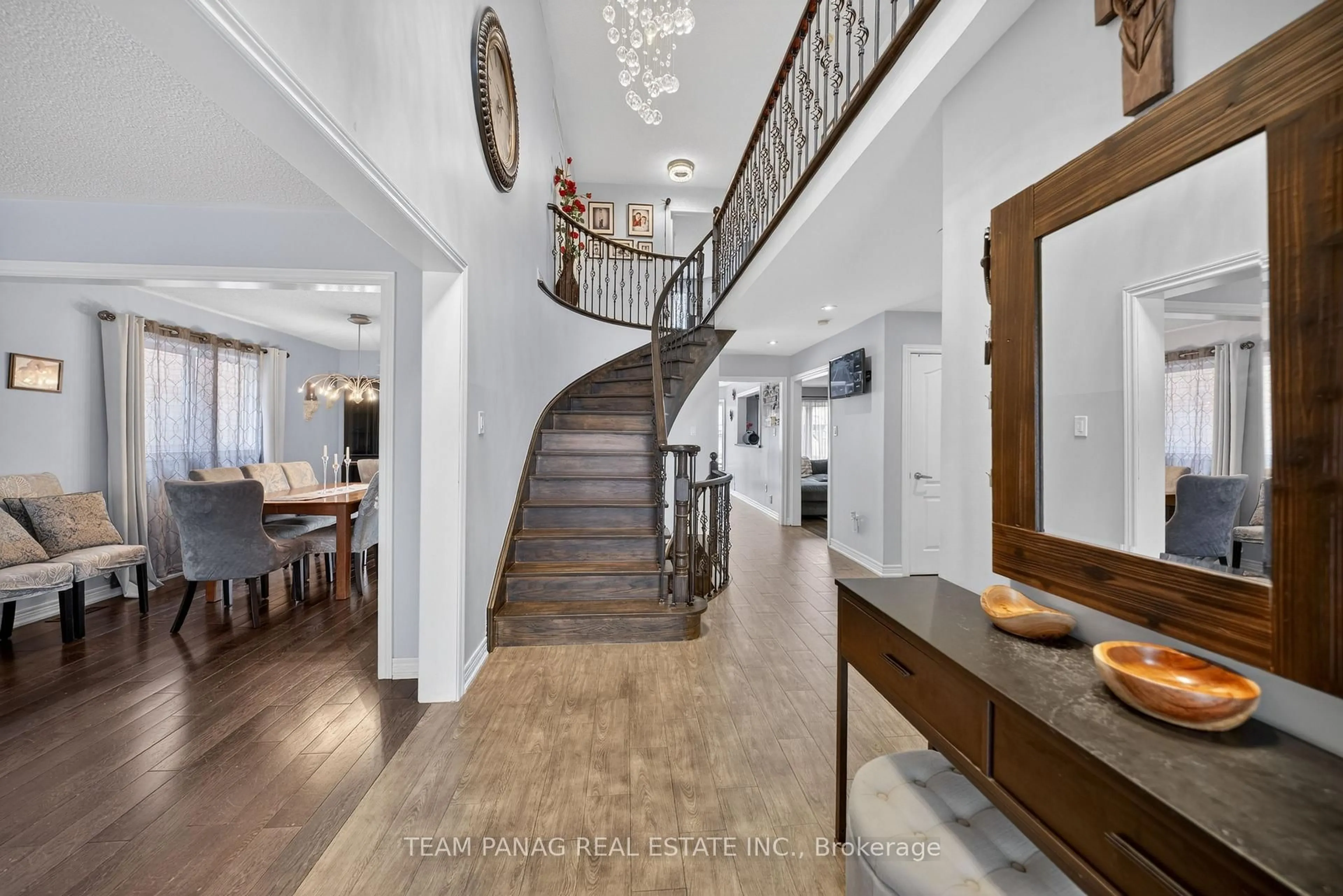 Indoor foyer for 8 Deerglen Dr, Brampton Ontario L6R 1M1