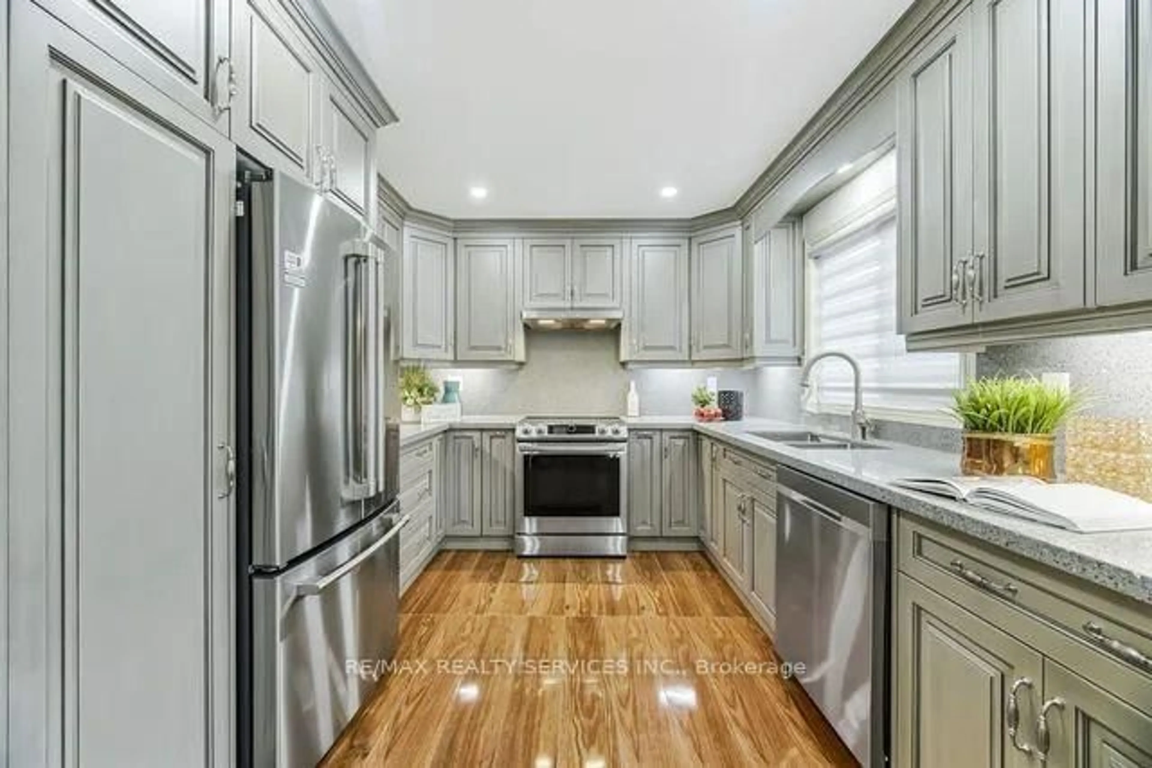 Contemporary kitchen, unknown for 103 Starhill Cres, Brampton Ontario L6R 2P8