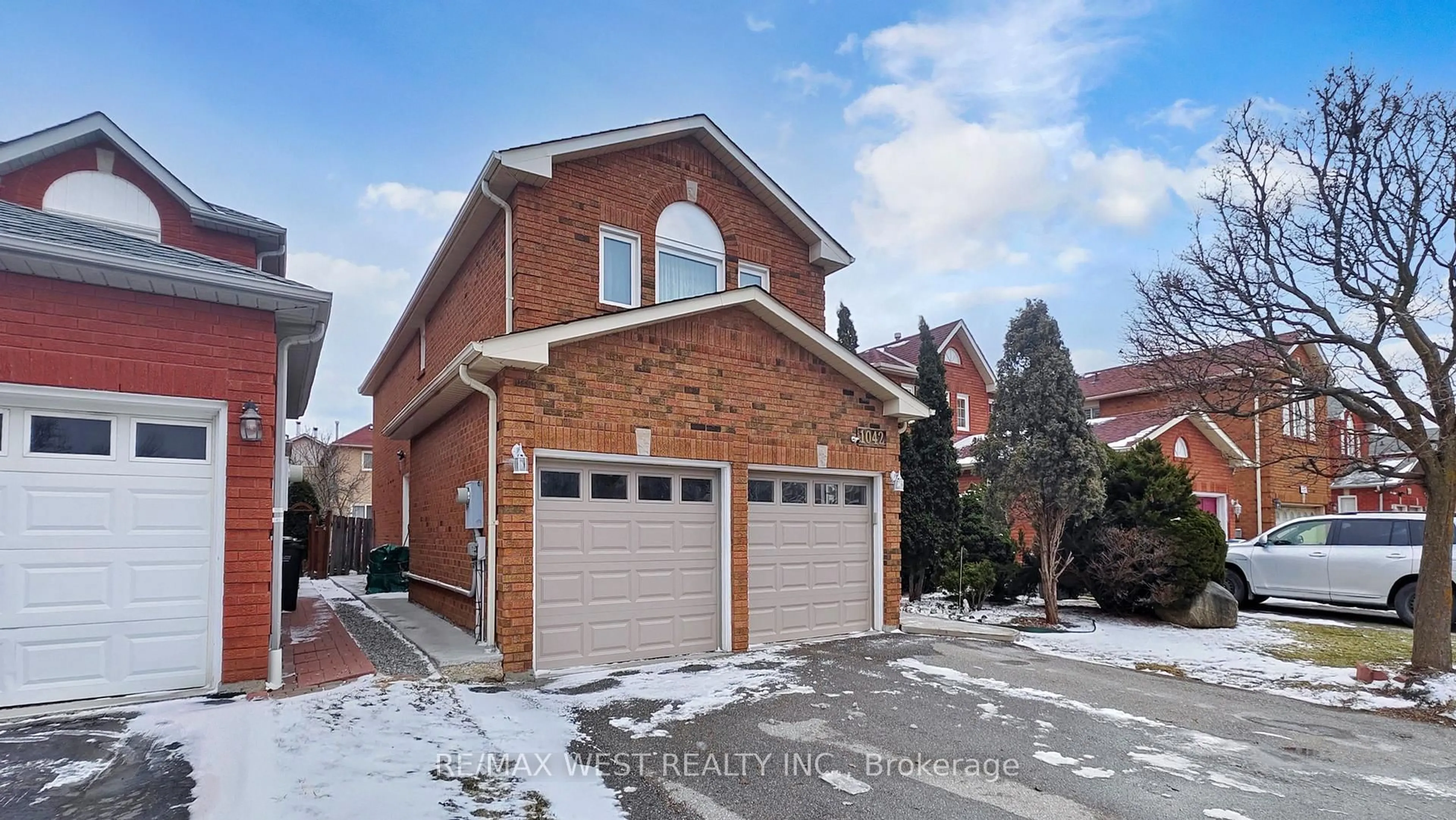 Home with brick exterior material, street for 1042 Windsor Hill Blvd, Mississauga Ontario L5V 1P4